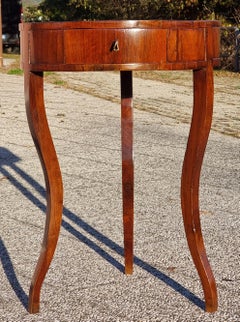 Table basse à trois pieds en noyer vénitien, plateau incrusté de segments - Début du XIXe siècle