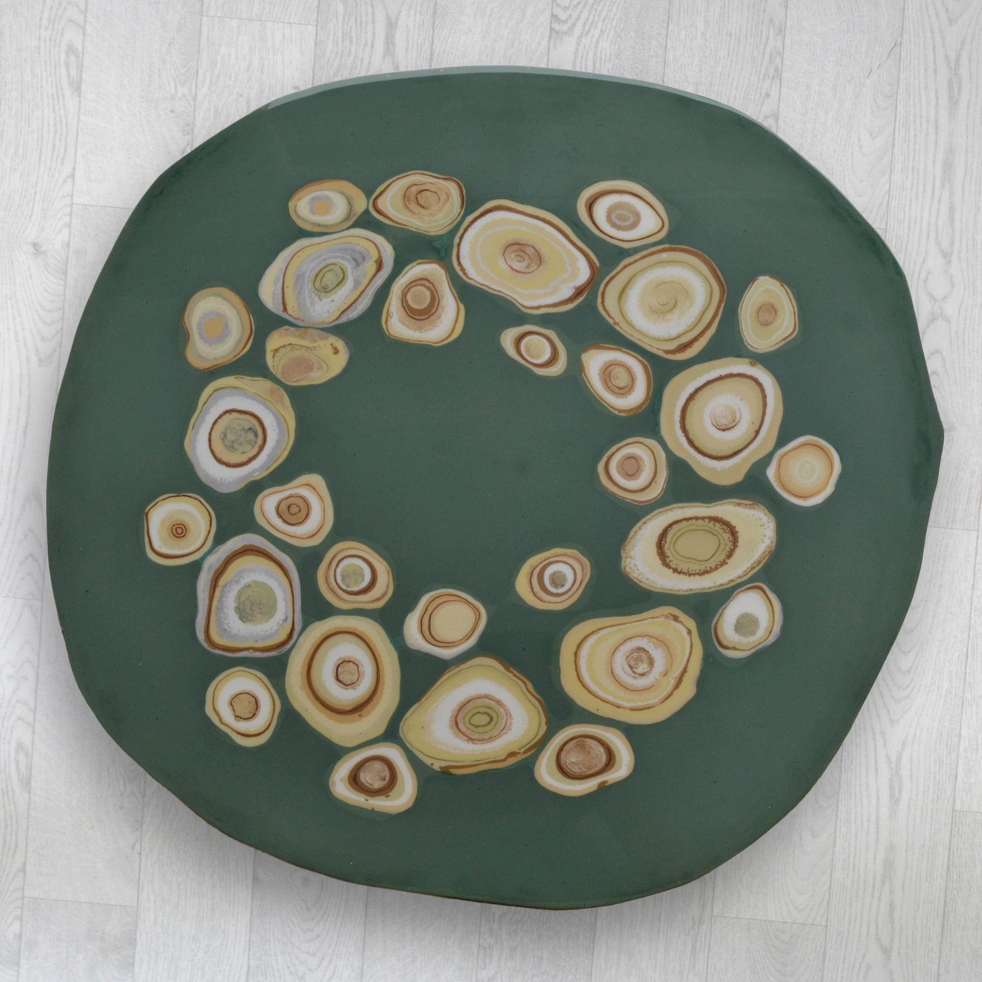 Table basse verte avec incrustations et reflets dorés faite à la main en Italie par Cupioli
 BonBon : une touche d'art ludique pour votre intérieur

BonBon est une collection capsule de tables basses caractérisées par des formes arrondies et