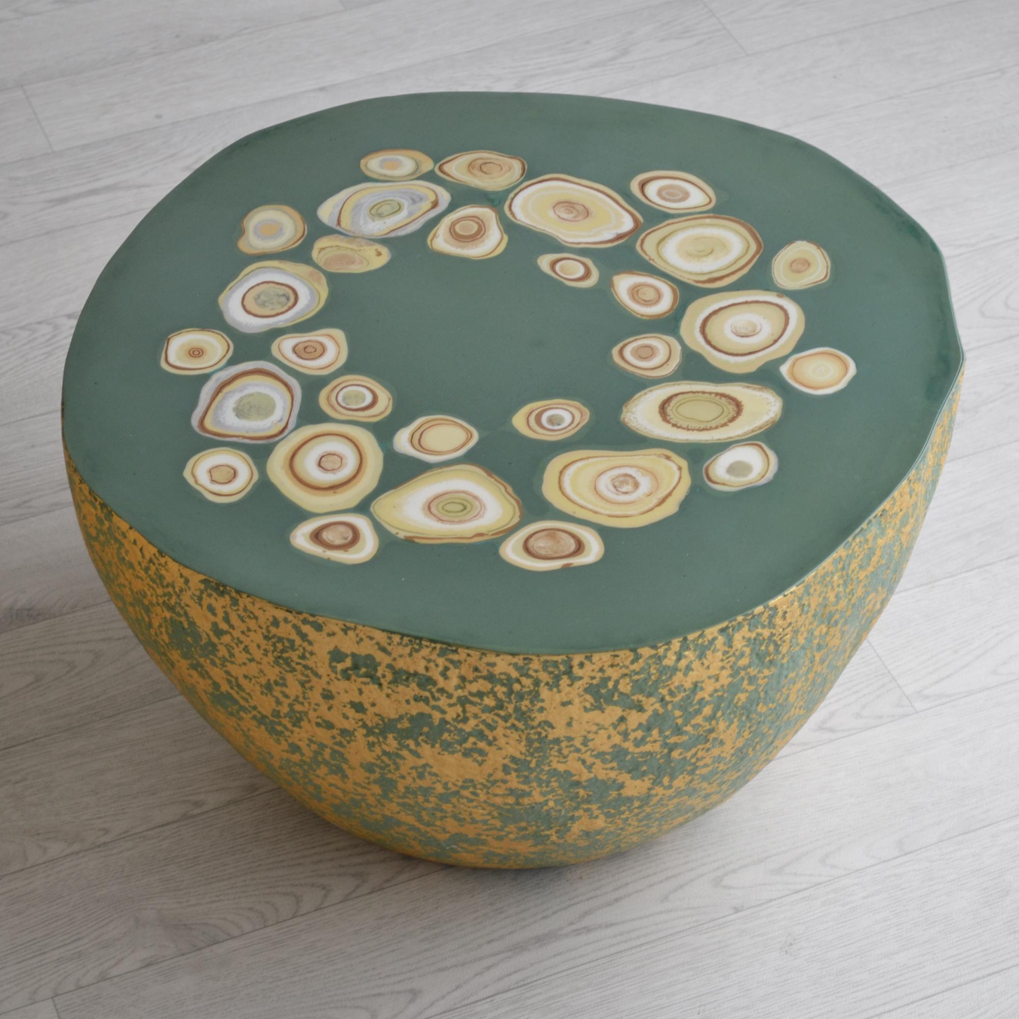 Table basse moderne incrustée d'or vert à la main en Italie par Cupioli Neuf - En vente à Rimini, IT