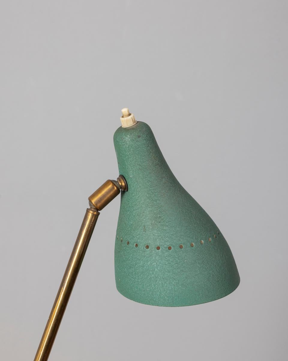 Tavolino con lampada e portariviste integrate, base in marmo, struttura in metallo verde e ottone dorato, piano in vetro trasparente, design Italiano, anni 50.

CONDIZIONI:
In buone condizioni, funzionante, presenta segni d'usura dati dal