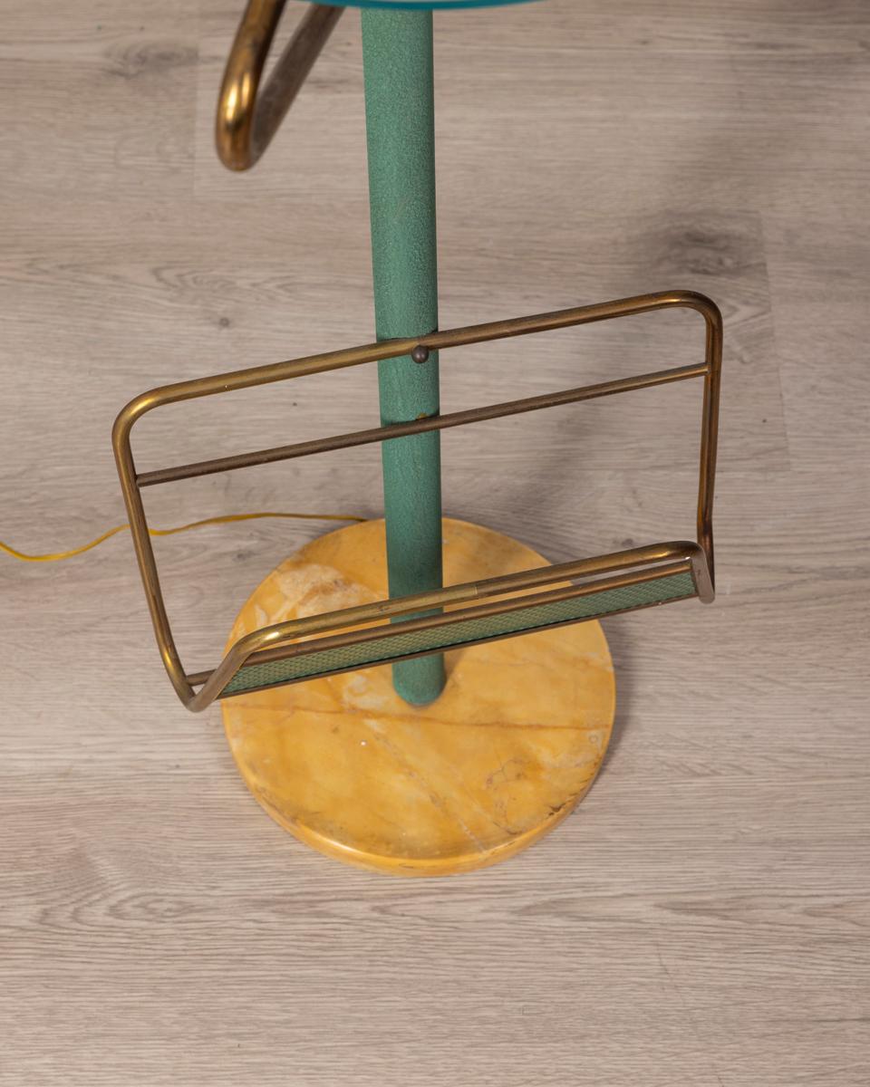 Mid-Century Modern Tavolino vintage anni 50 con lampada e portariviste design Italiano en vente