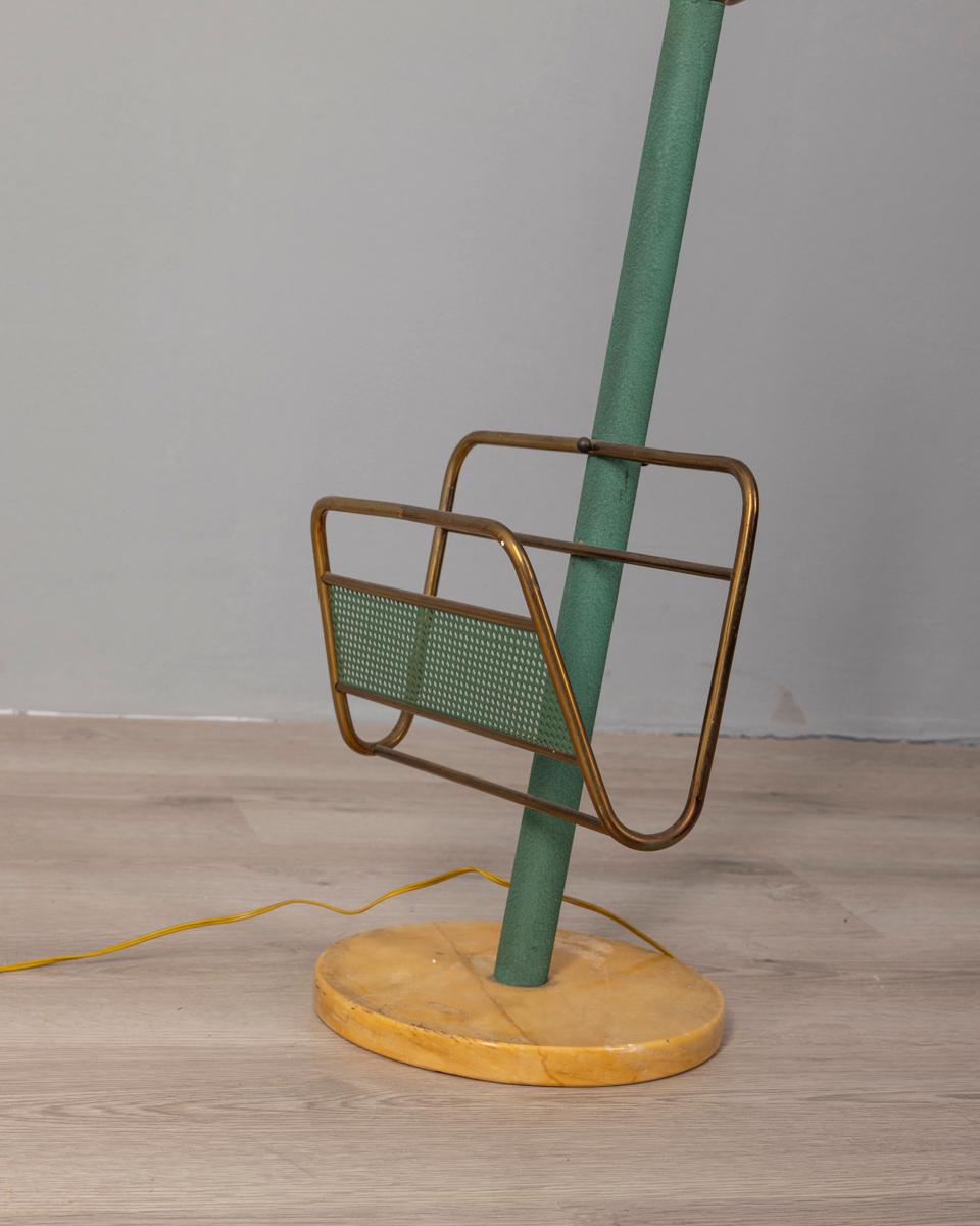 Mid-20th Century Tavolino vintage anni 50 con lampada e portariviste design Italiano en vente