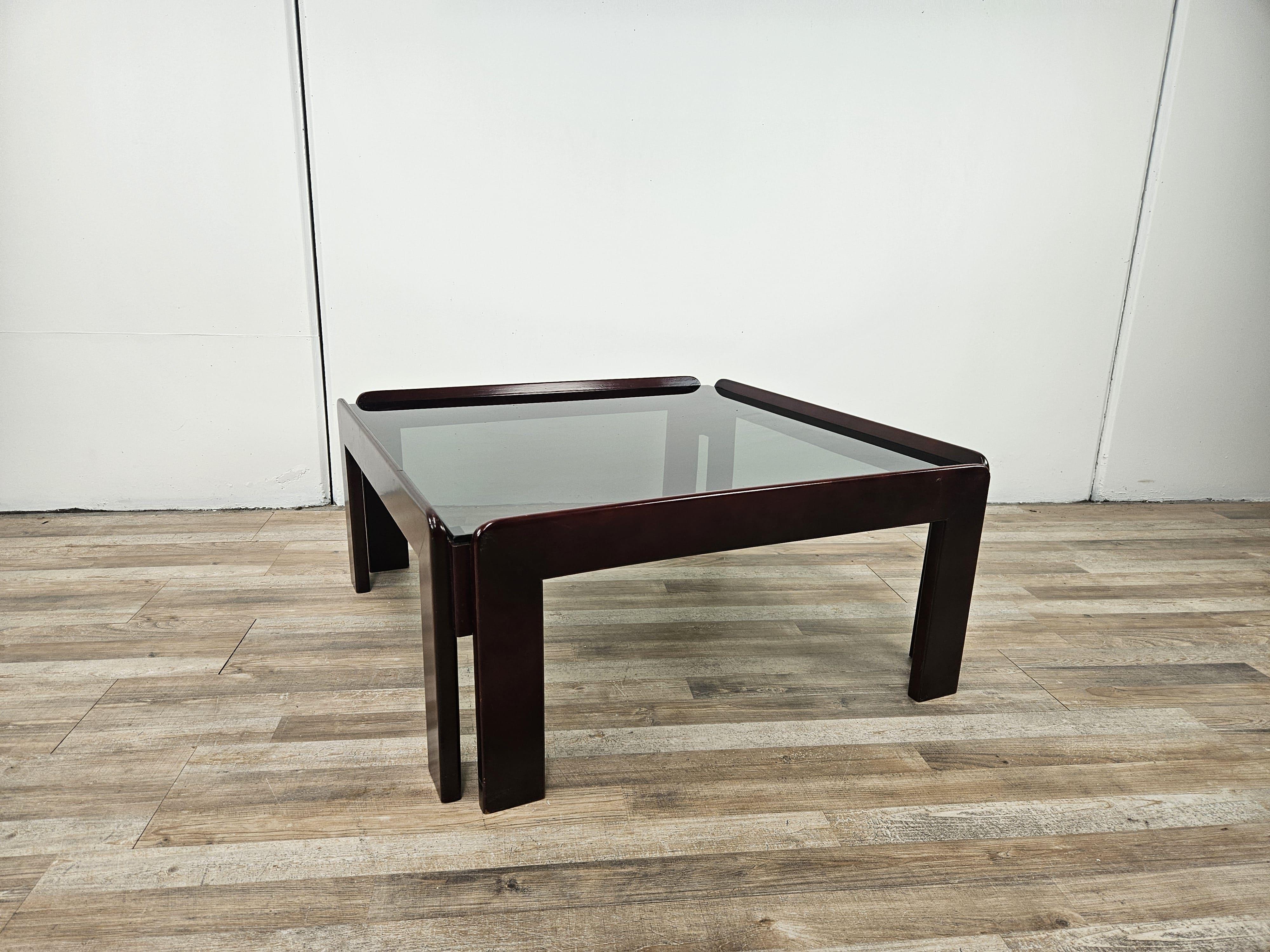 Icône du design italien des années 1960, cette table basse est présentée pour enrichir tout type de pièce, du moderne à l'antique, grâce à ses lignes douces et élégantes.

Structure entièrement en noyer avec un plateau en verre fumé spécial, qui