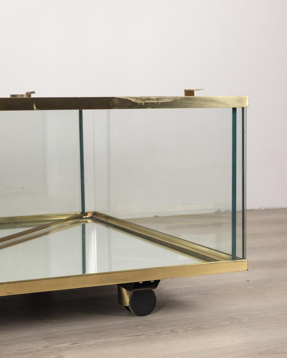 Table basse vintage des années 1960 en laiton doré et cristal Design italien en vente 8