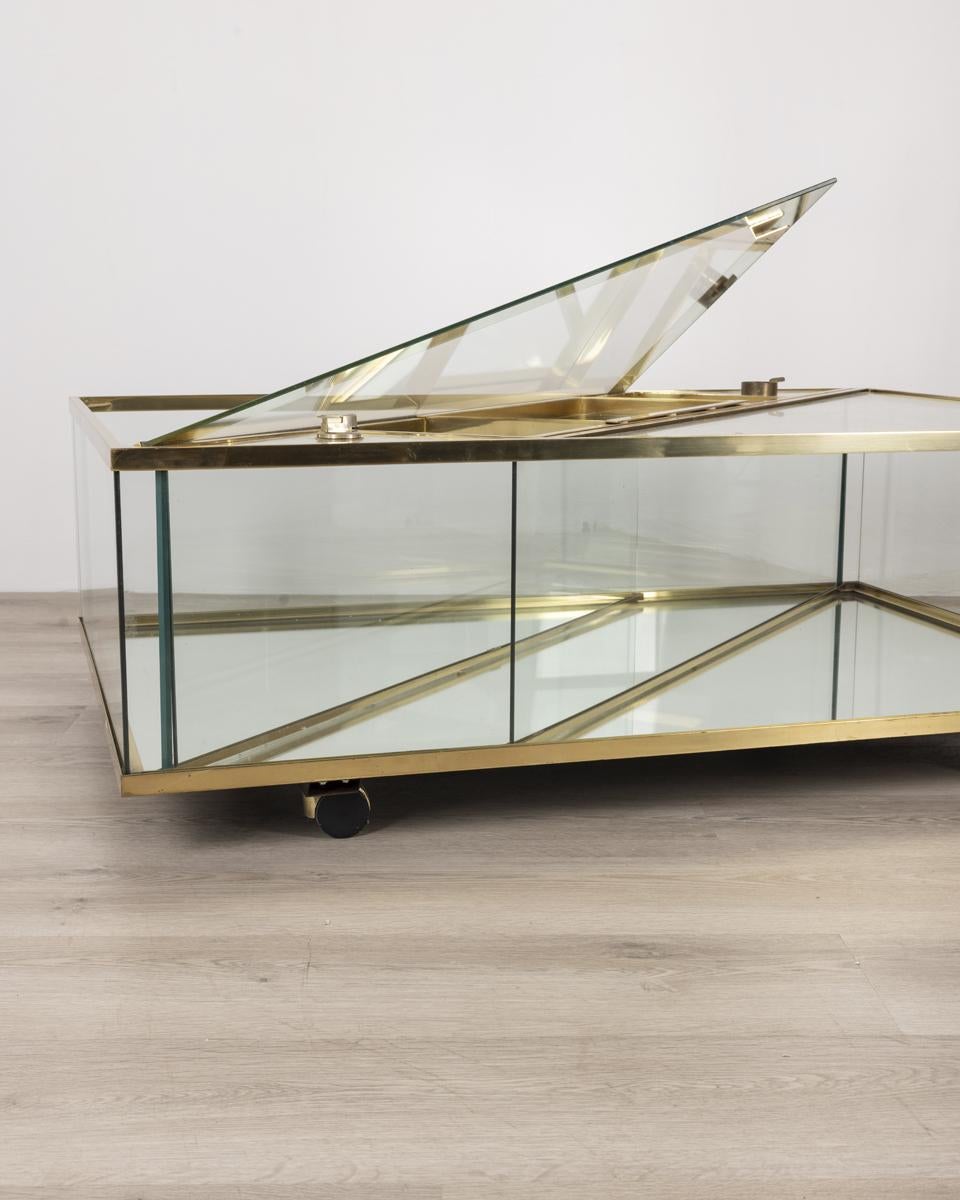 Table basse vintage des années 1960 en laiton doré et cristal Design italien Bon état - En vente à None, IT