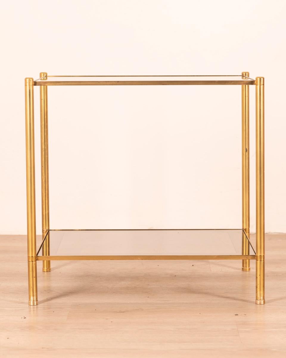 Table basse avec cadre en laiton doré et double plateau en verre fumé aux extrémités argentées, design italien, années 1960.

ÉTAT : En bon état, peut présenter des signes d'usure au fil du temps.

DIMENSIONS : Hauteur 51 cm ; Largeur 53 cm ;
