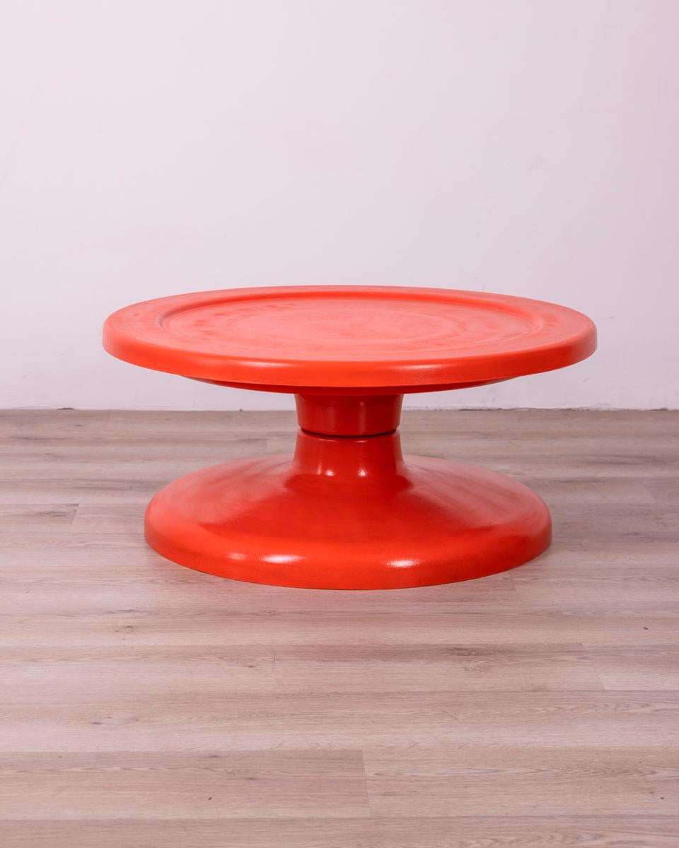 Round plastic coffee table in red color, Italian design, 1970s.

CONDITION: In good condition, shows signs of wear given by time.

DIMENSIONS: Height 36 cm; Diameter 81 cm

MATERIAL: Plastic

YEAR OF PRODUCTION: Anni 70