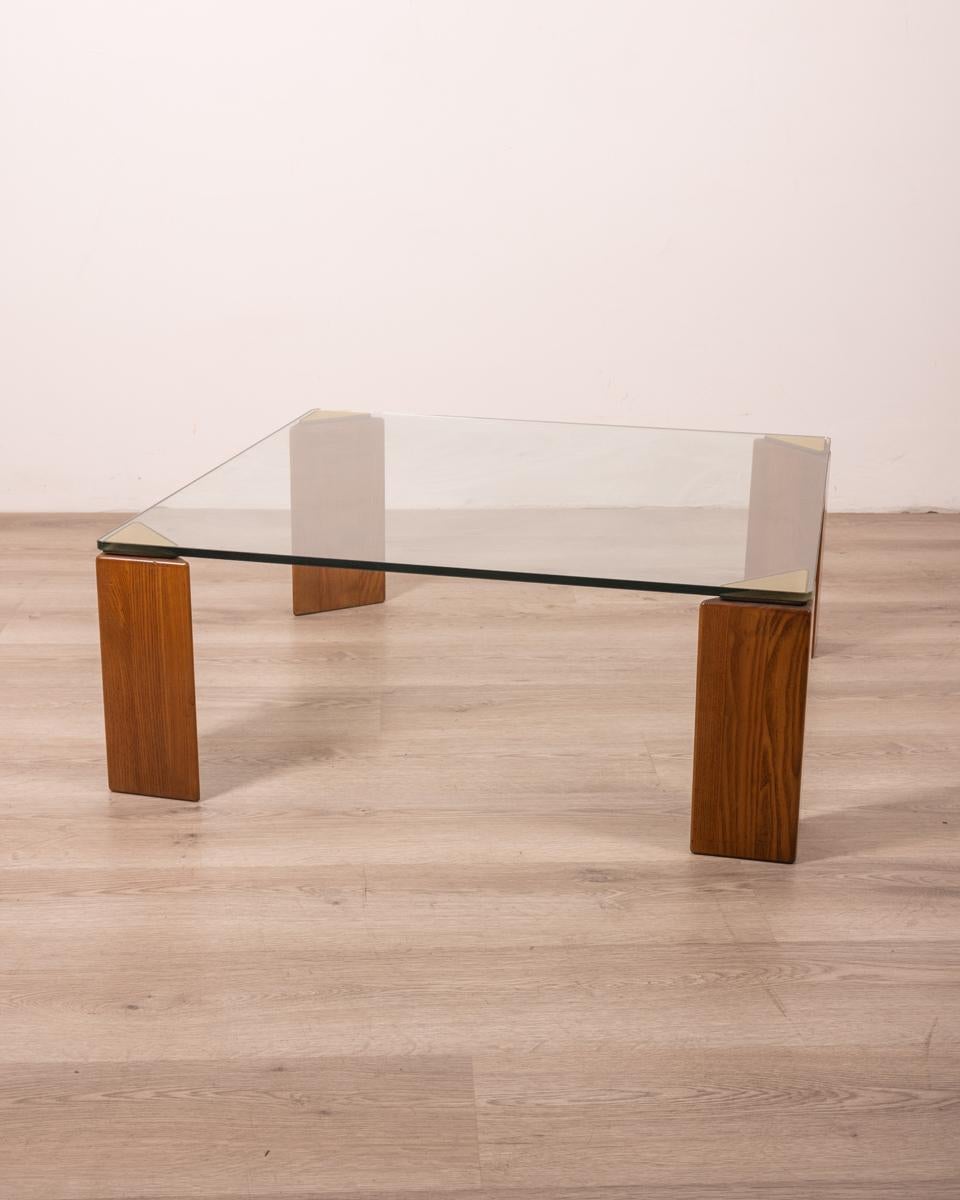 Tavolino con struttura in legno con inserti in ottone dorato, piano in vetro trasparente, anni 80, design Italiano.

CONDIZIONI: In buone condizioni, può presentare segni d'usura dati dal tempo.

DIMENSIONI: Altezza 33 cm; Larghezza 85 cm; Lunghezza