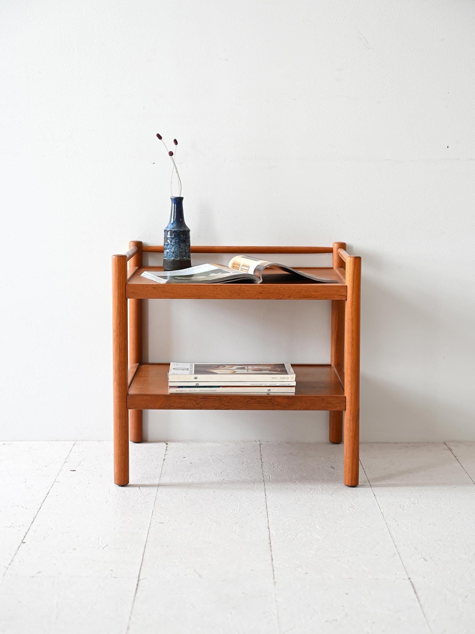 Table basse en chêne des années 1960 avec pieds coniques et deux étagères. Idéal comme table de chevet.

Table basse moderniste suédoise caractérisée par un cadre minimaliste avec deux étagères soutenues par des pieds coniques. Les lignes nettes et