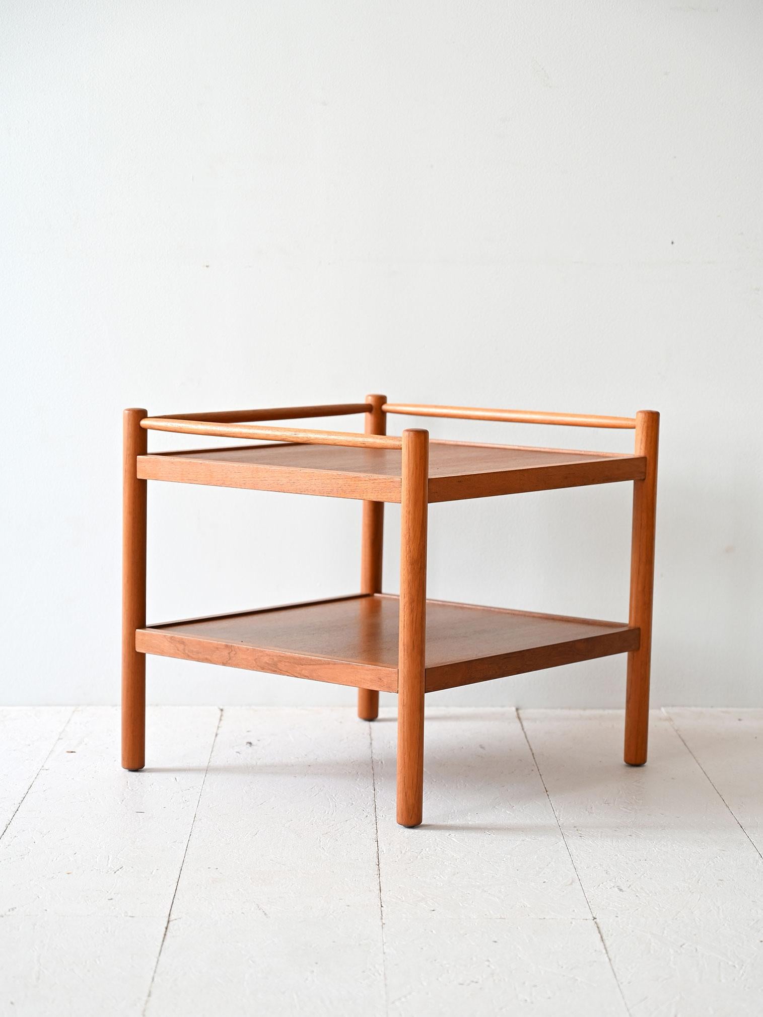 Scandinave moderne Table basse vintage avec double étagère en vente