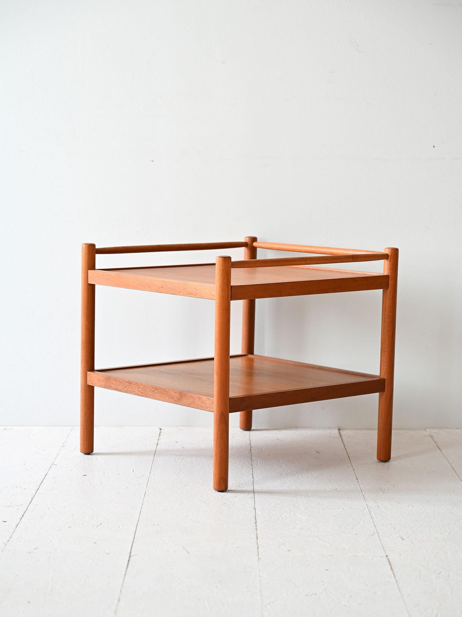 Scandinavian Table basse vintage avec double étagère en vente