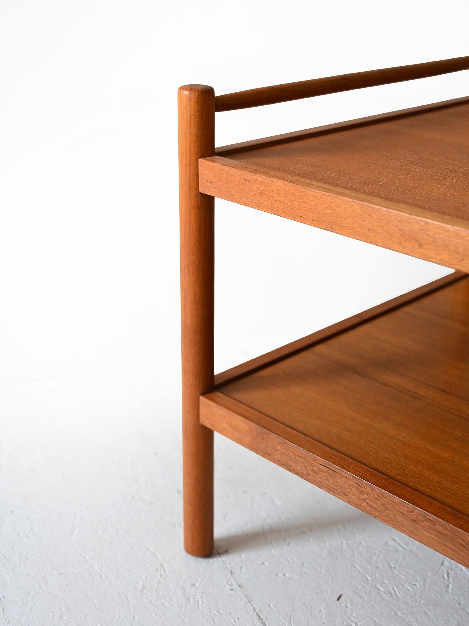 Mid-20th Century Table basse vintage avec double étagère en vente