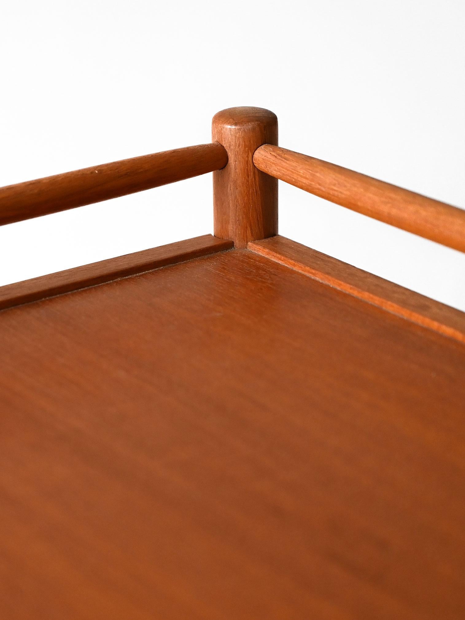 Bois Table basse vintage avec double étagère en vente