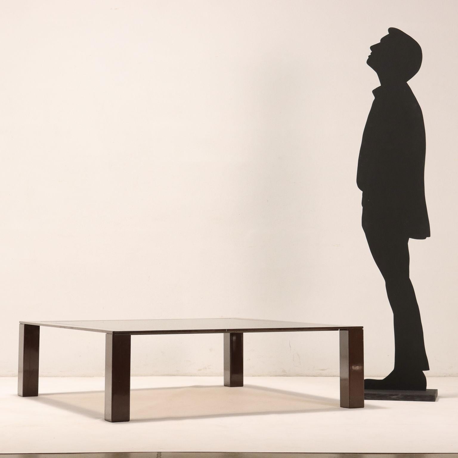 Petite table centrale avec structure en métal émaillé et plateau en verre fumé.