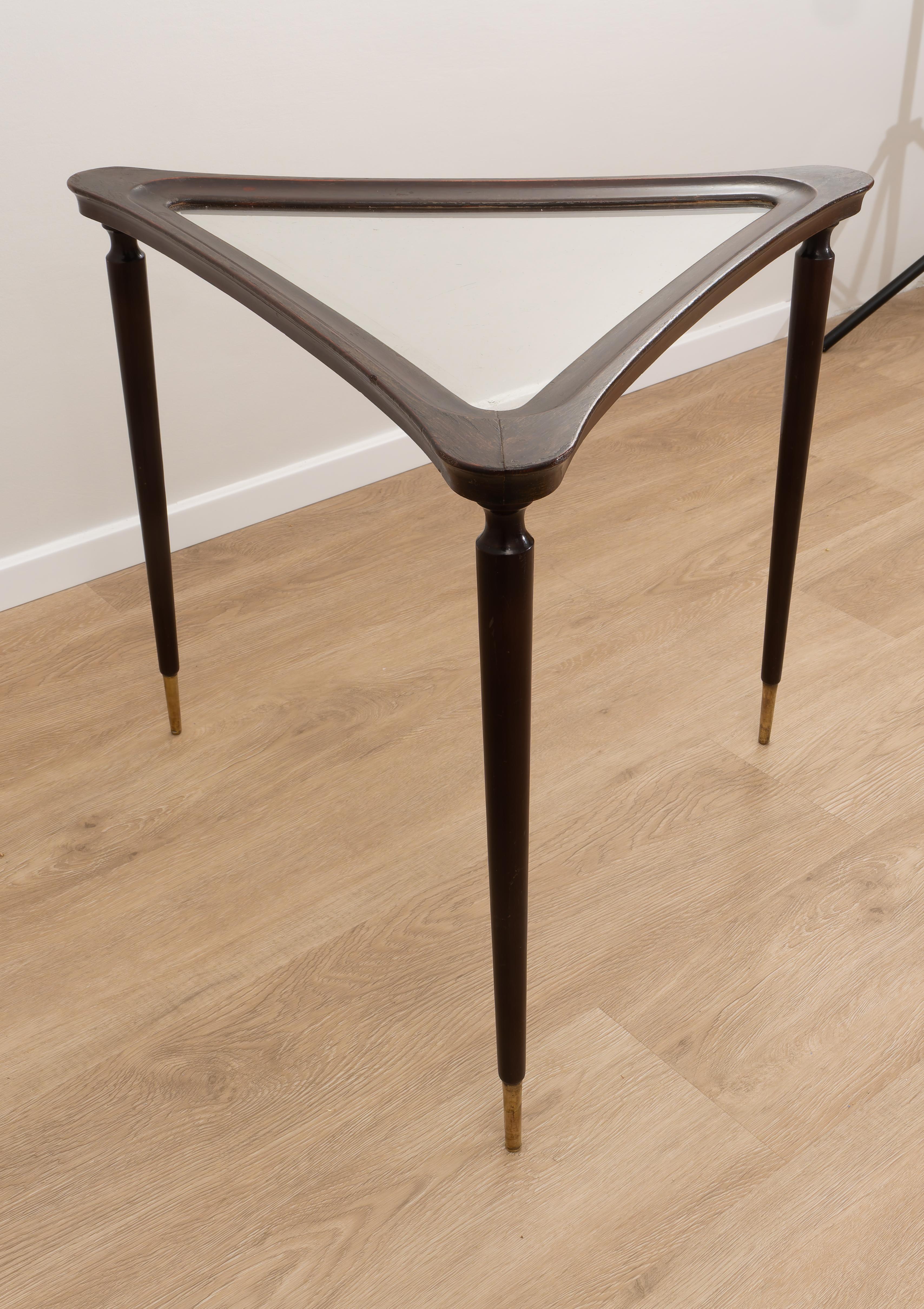 Vintage coffee table for living room in the style of Osvaldo Borsani, Made in Italy, 1940s. 
A delightful coffee table made in Italy in the style of Osvaldo Borsani, it is distinguished by a refined design that makes it very charming. La sua forma