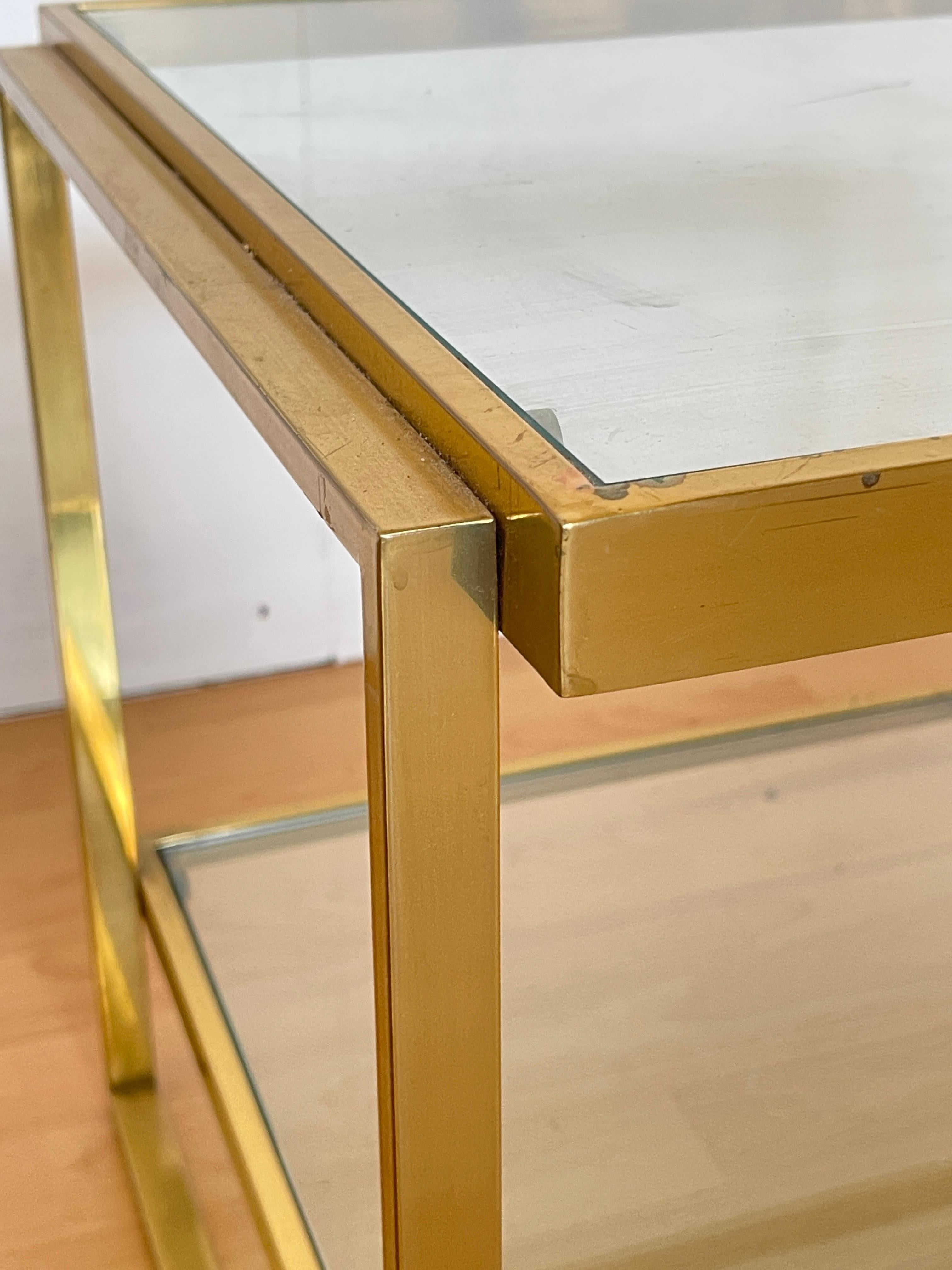 20th Century Table basse vintage en laiton et verre - Style moderniste des années 1970 en vente