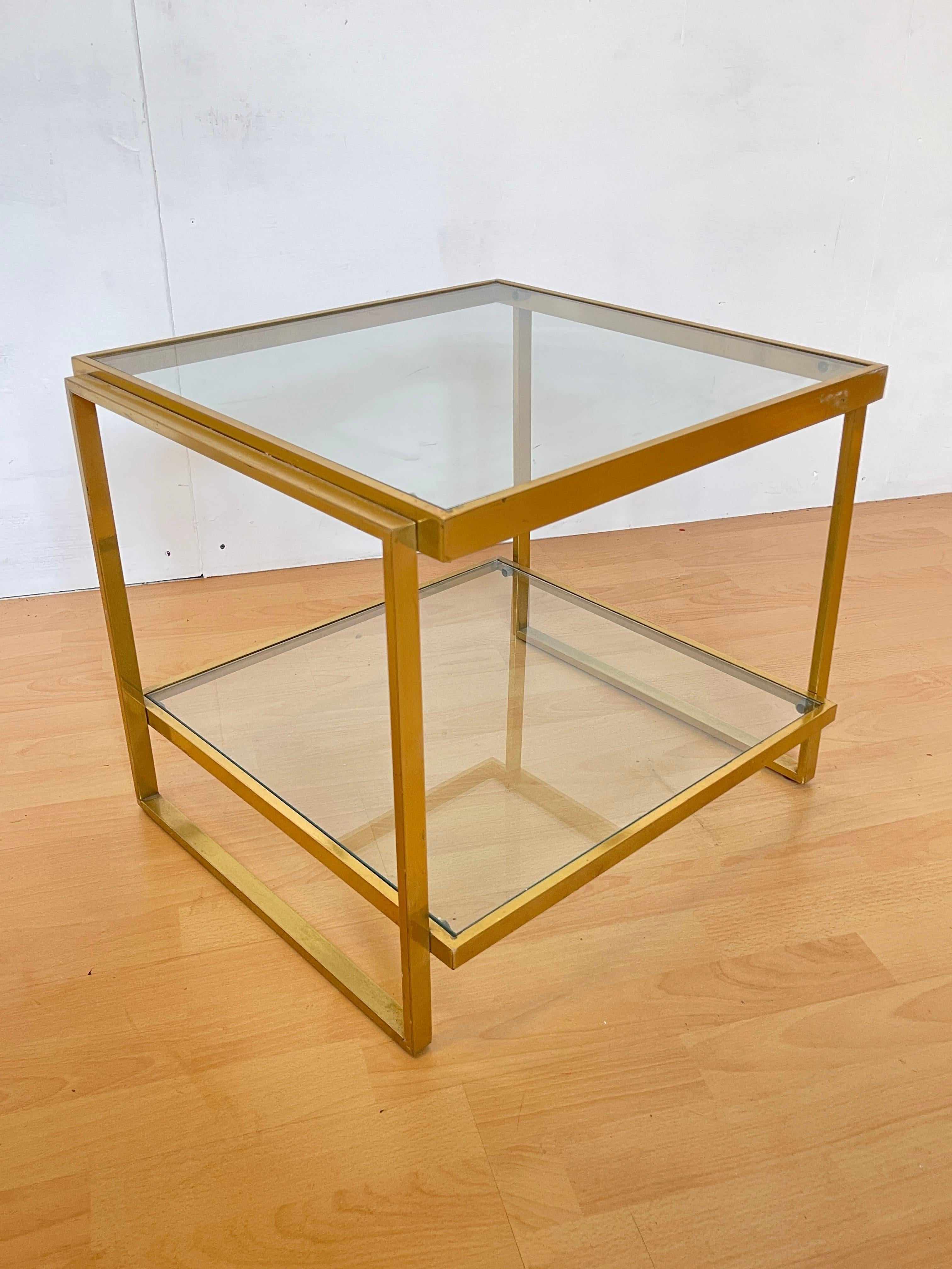 Table basse vintage en laiton et verre - Style moderniste des années 1970 en vente 1