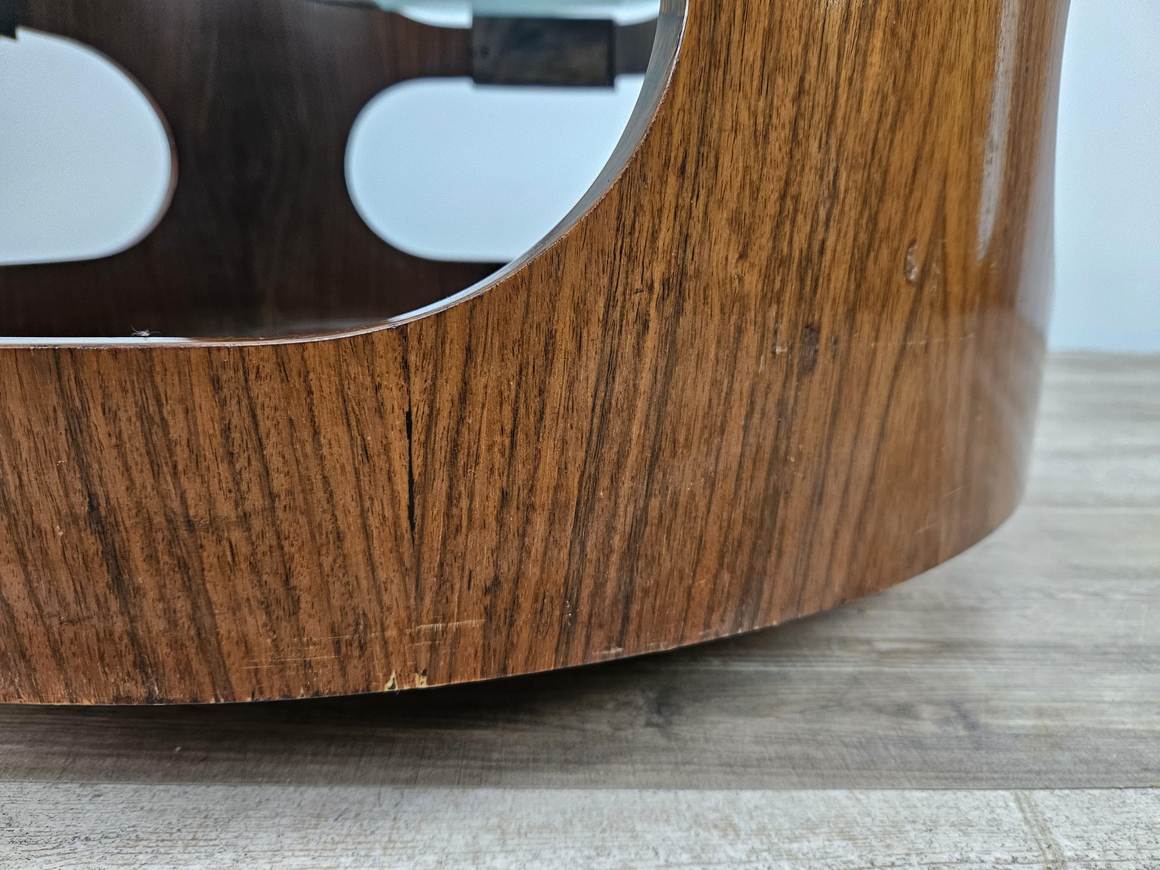 Tavolino vintage in teak e noce anni '70 rotondo con piano in vetro fumè e ruote in vendita 2