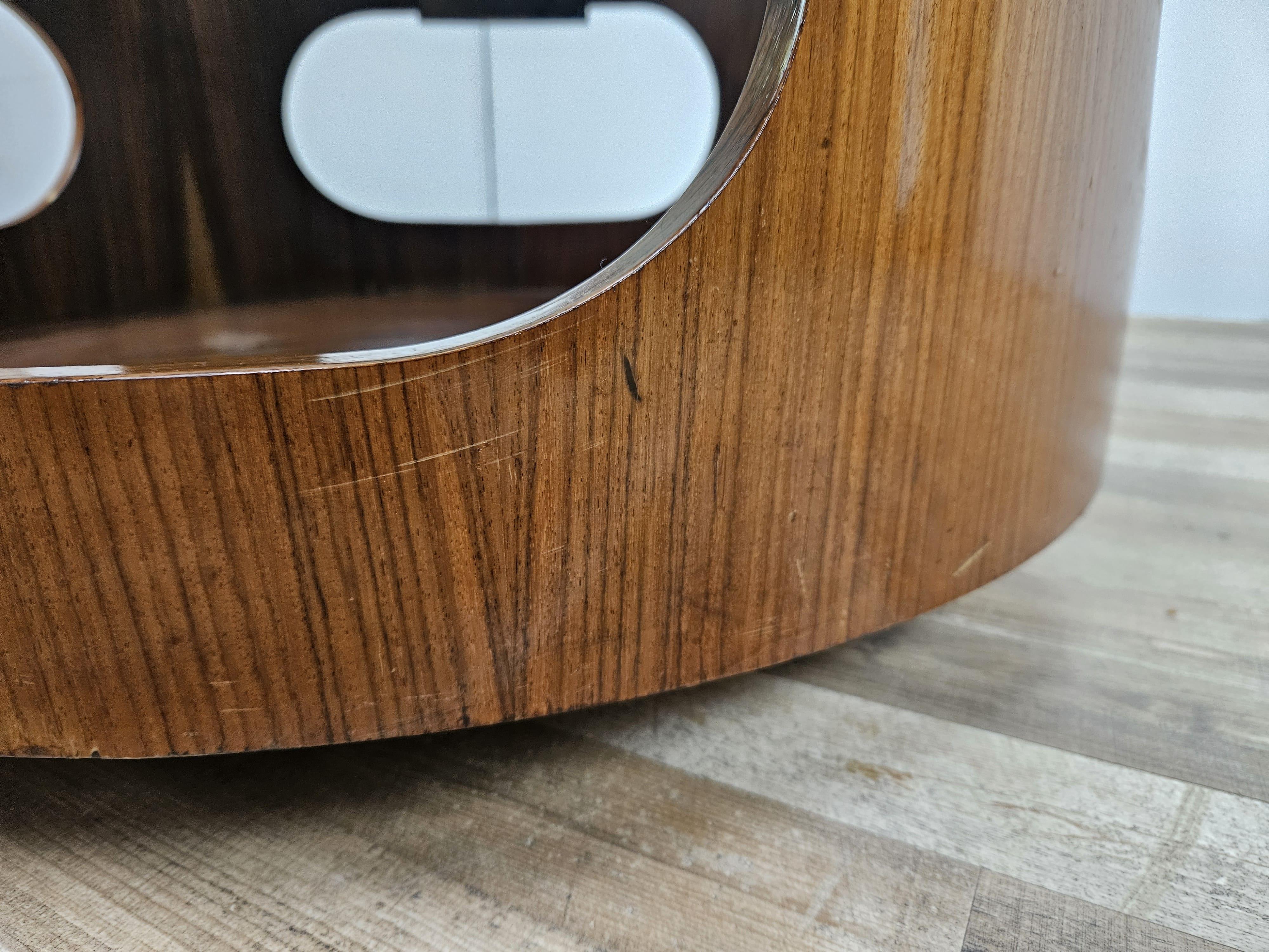Tavolino vintage in teak e noce anni '70 rotondo con piano in vetro fumè e ruote in vendita 3