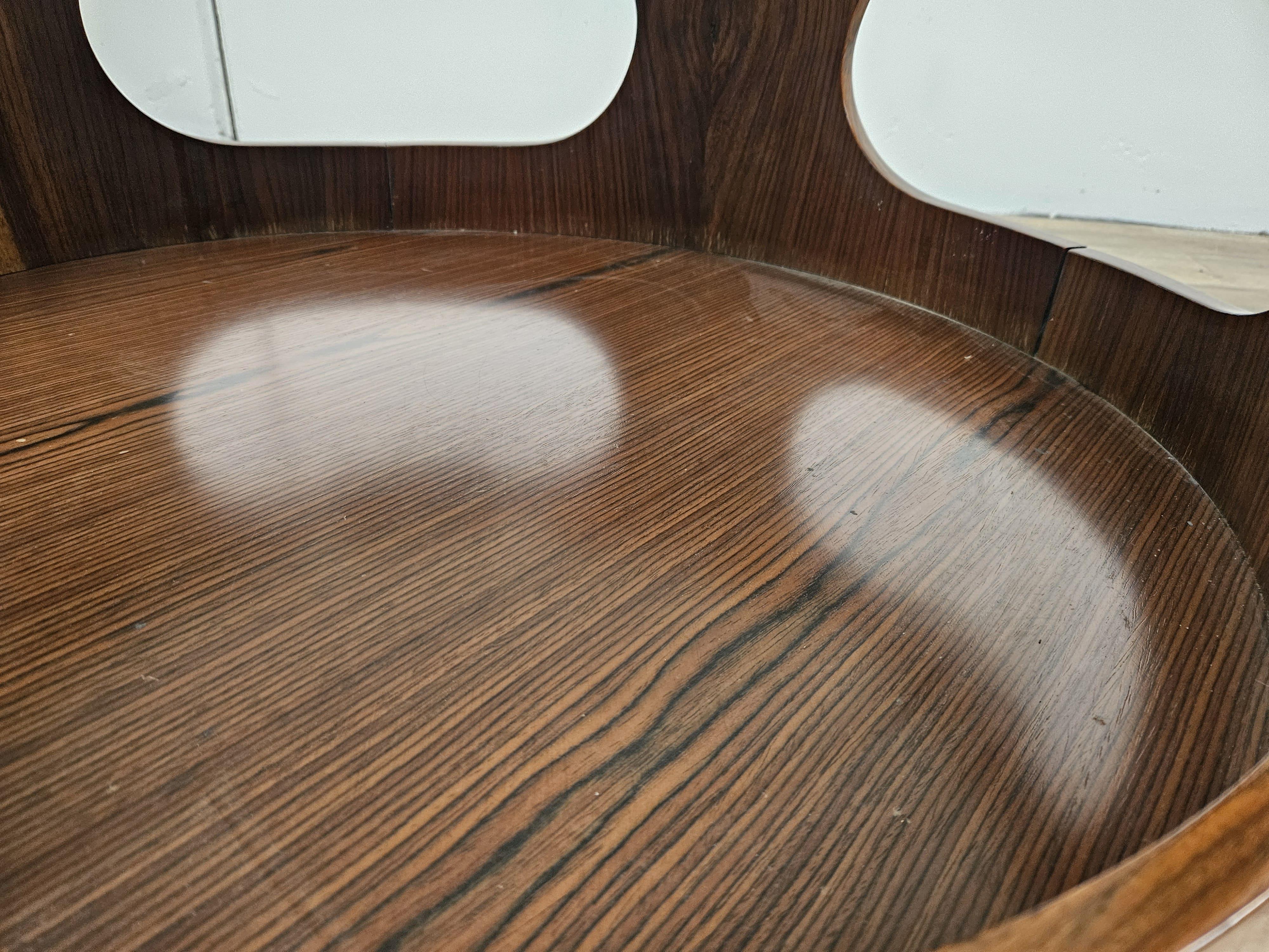 Tavolino vintage in teak e noce anni '70 rotondo con piano in vetro fumè e ruote in vendita 4