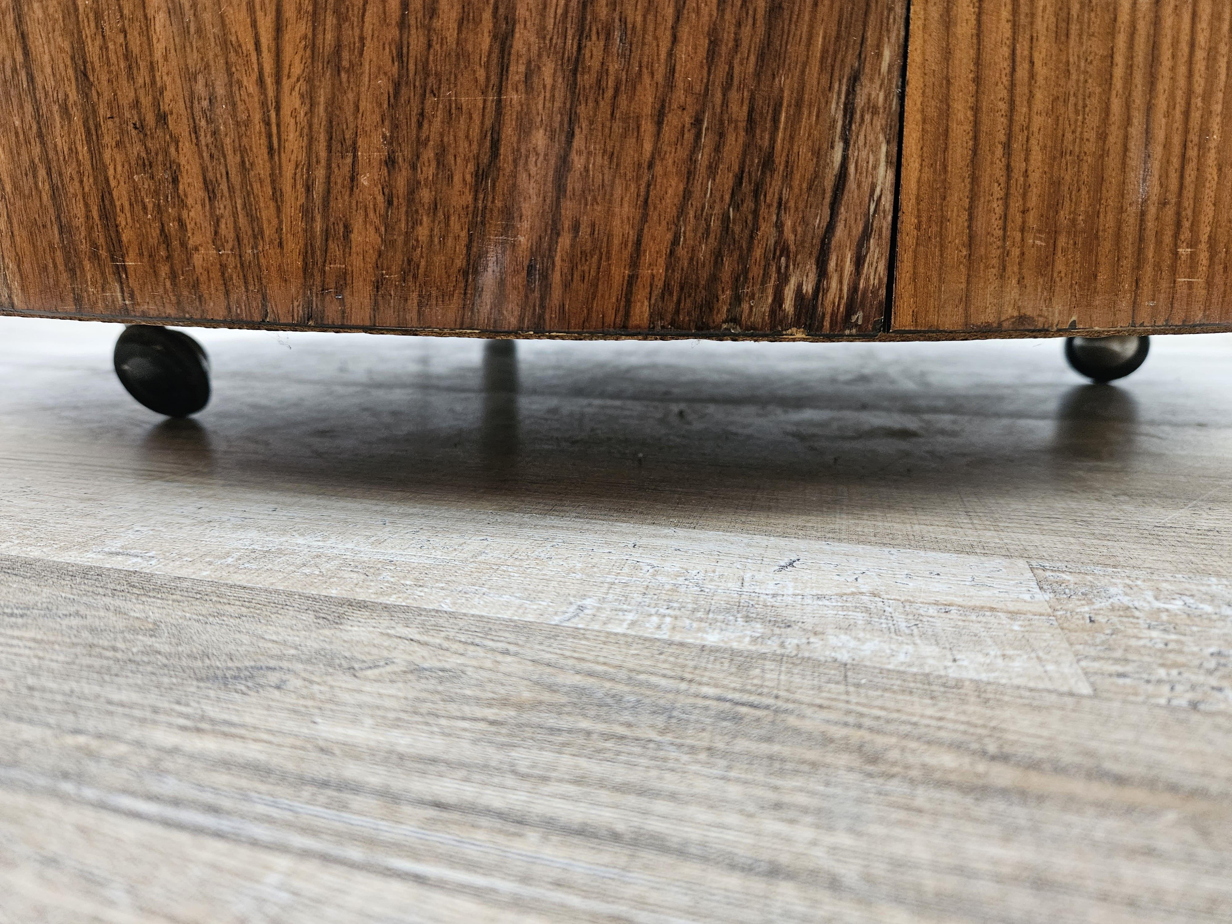 Tavolino vintage in teak e noce anni '70 rotondo con piano in vetro fumè e ruote in vendita 5