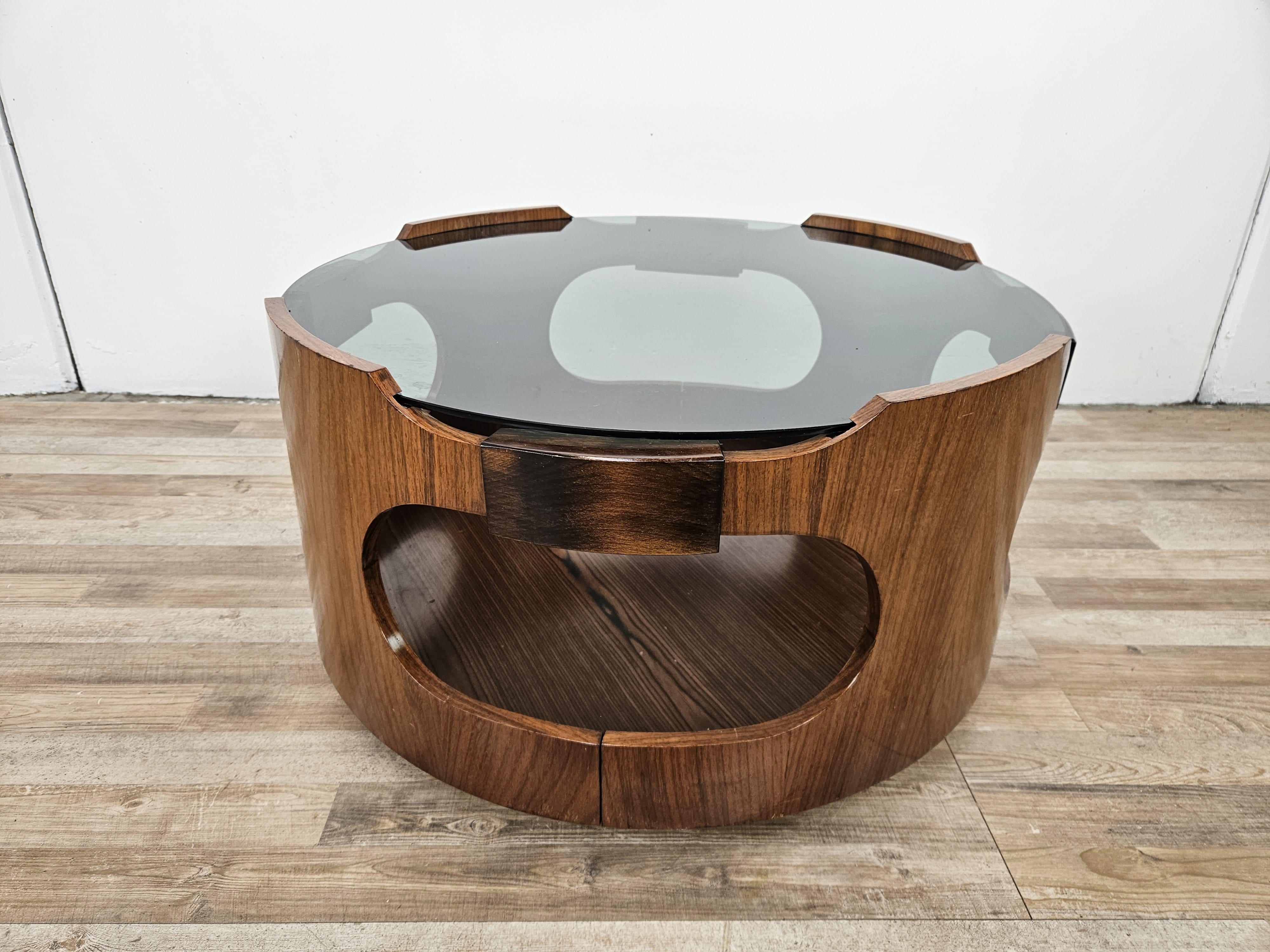 Mid-Century moderno Tavolino vintage in teak e noce anni '70 rotondo con piano in vetro fumè e ruote in vendita