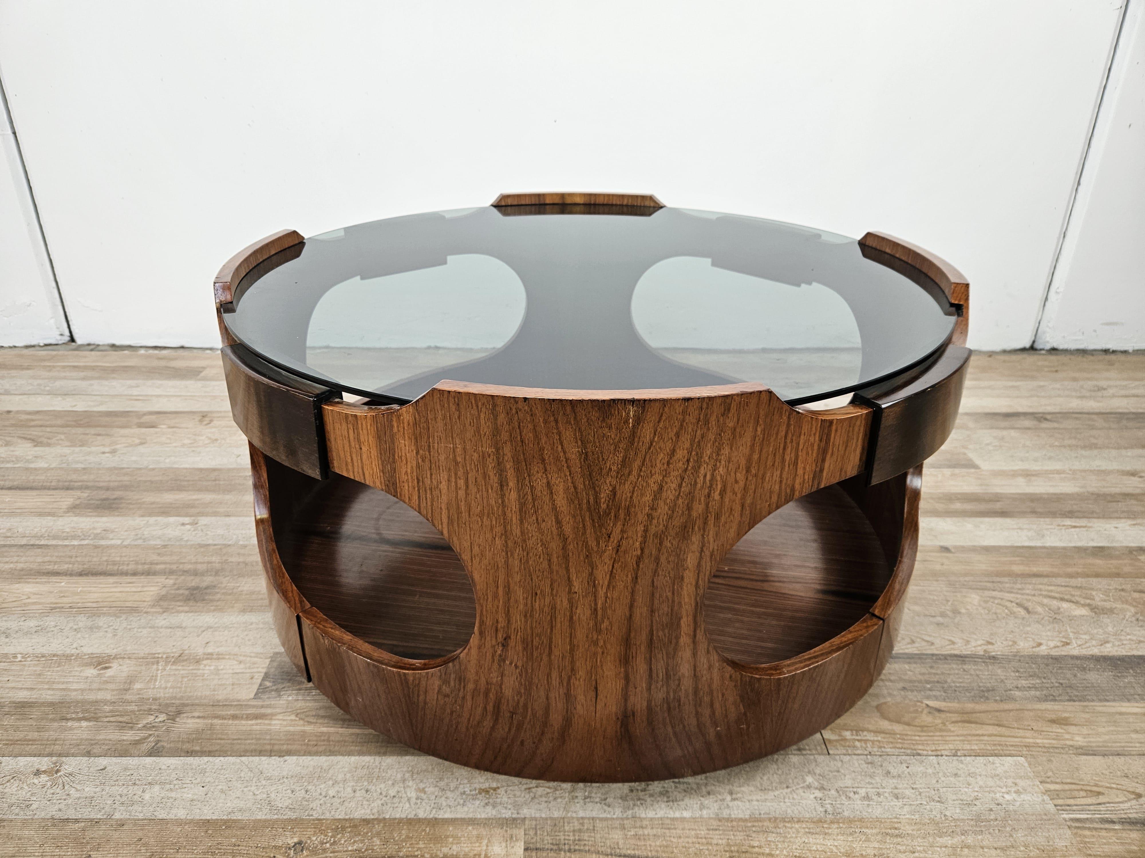 Italian Tavolino vintage in teak e noce anni '70 rotondo con piano in vetro fumè e ruote in vendita