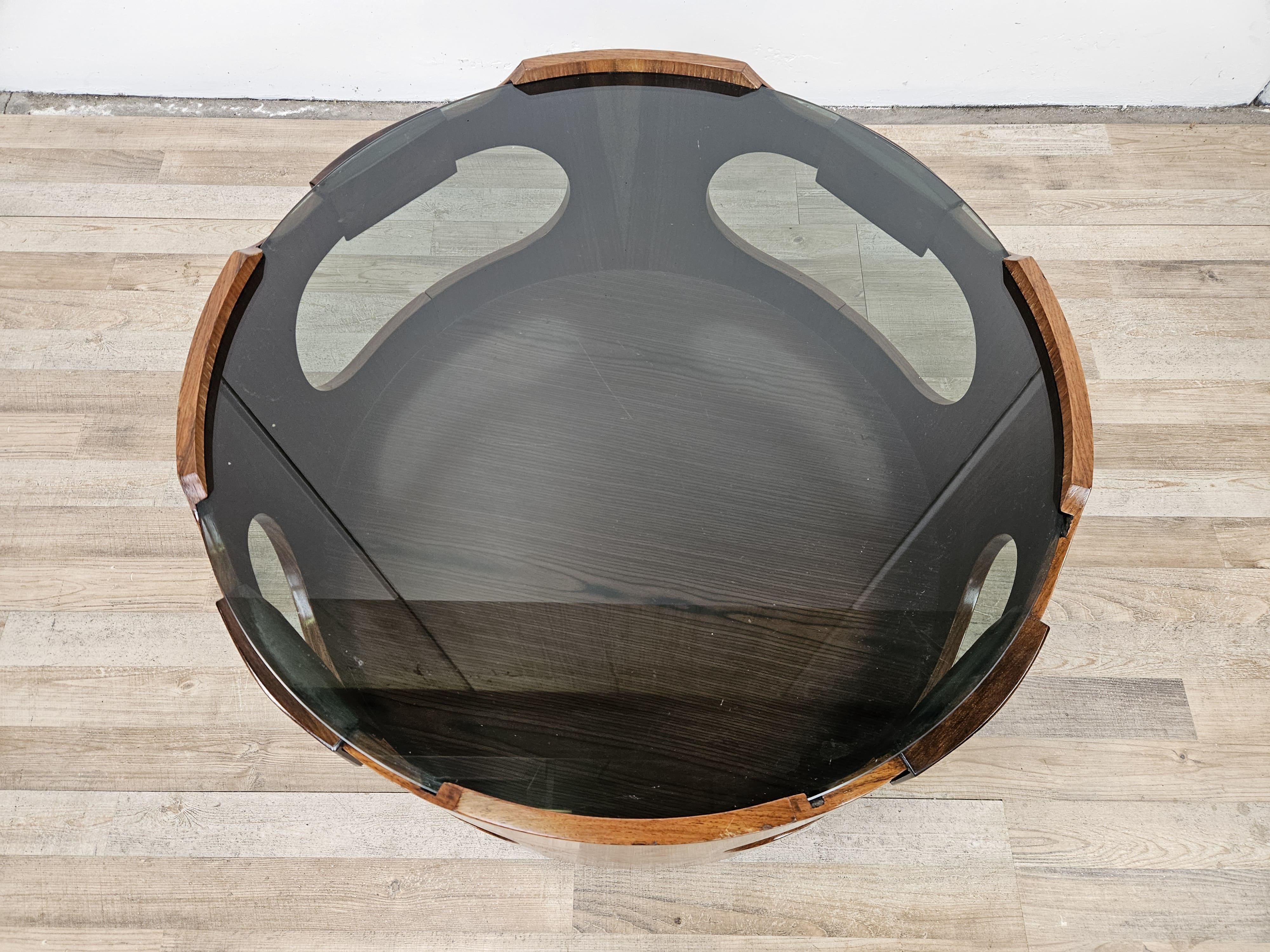 Impiallacciato Tavolino vintage in teak e noce anni '70 rotondo con piano in vetro fumè e ruote in vendita