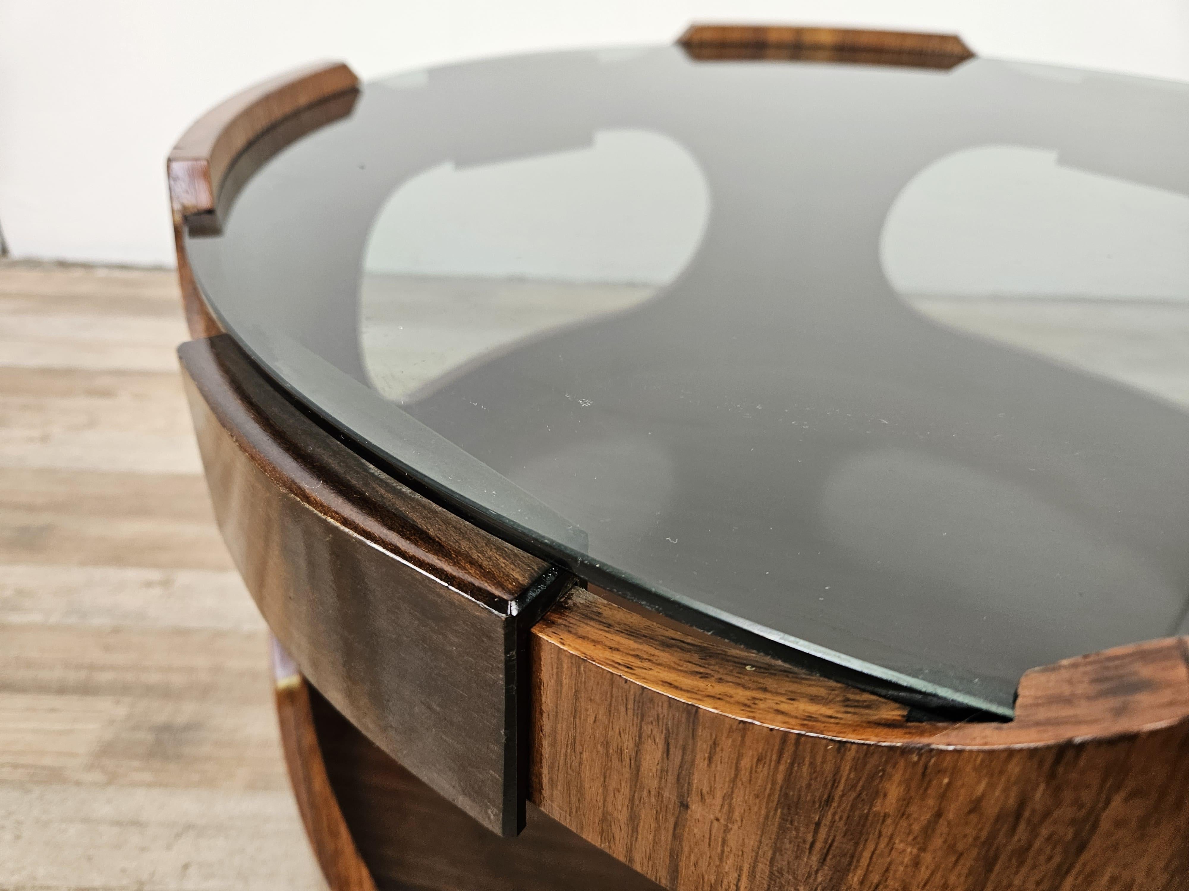 Tavolino vintage in teak e noce anni '70 rotondo con piano in vetro fumè e ruote In condizioni buone in vendita a Premariacco, IT