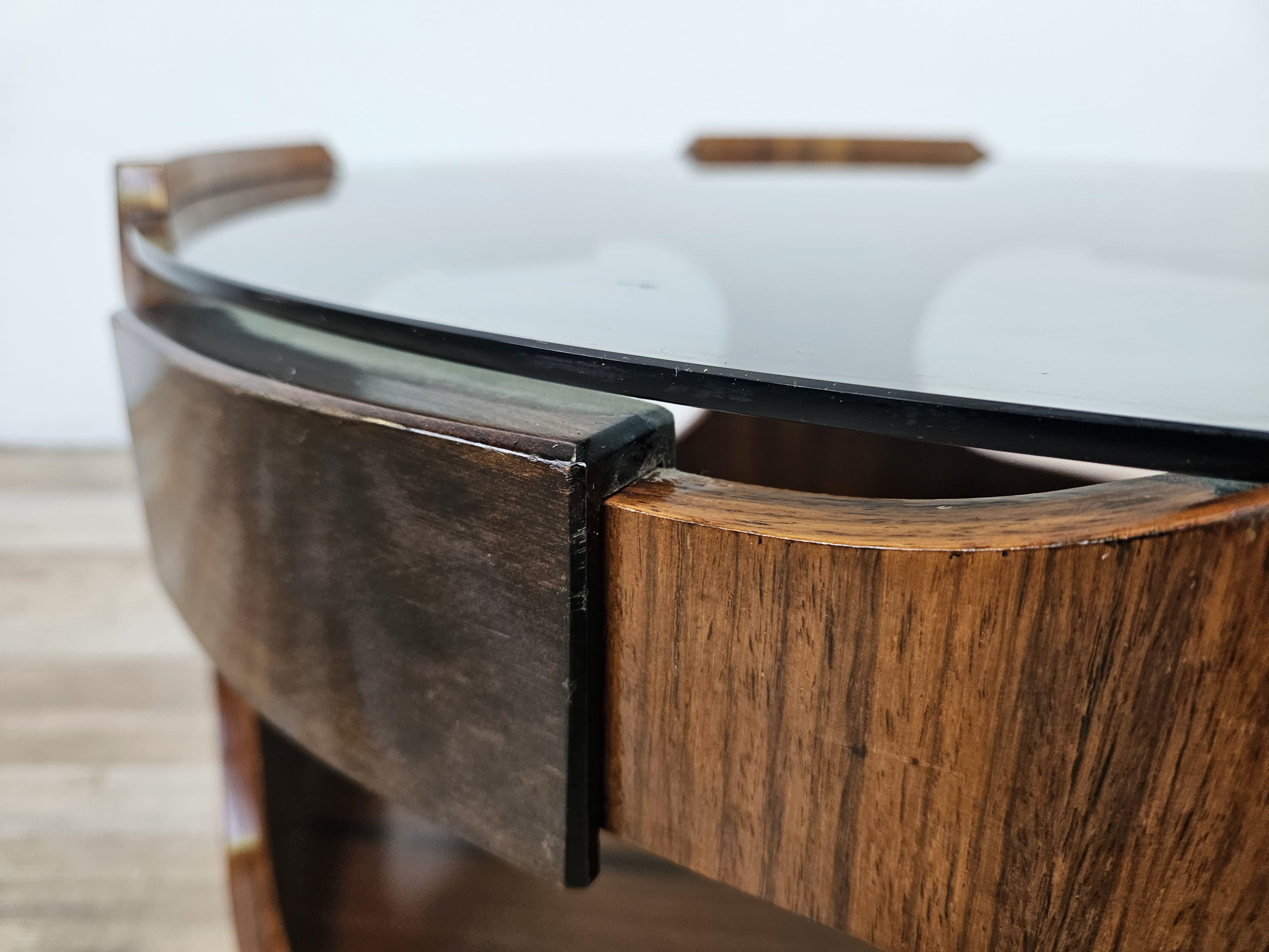 Late 20th Century Tavolino vintage in teak e noce anni '70 rotondo con piano in vetro fumè e ruote in vendita