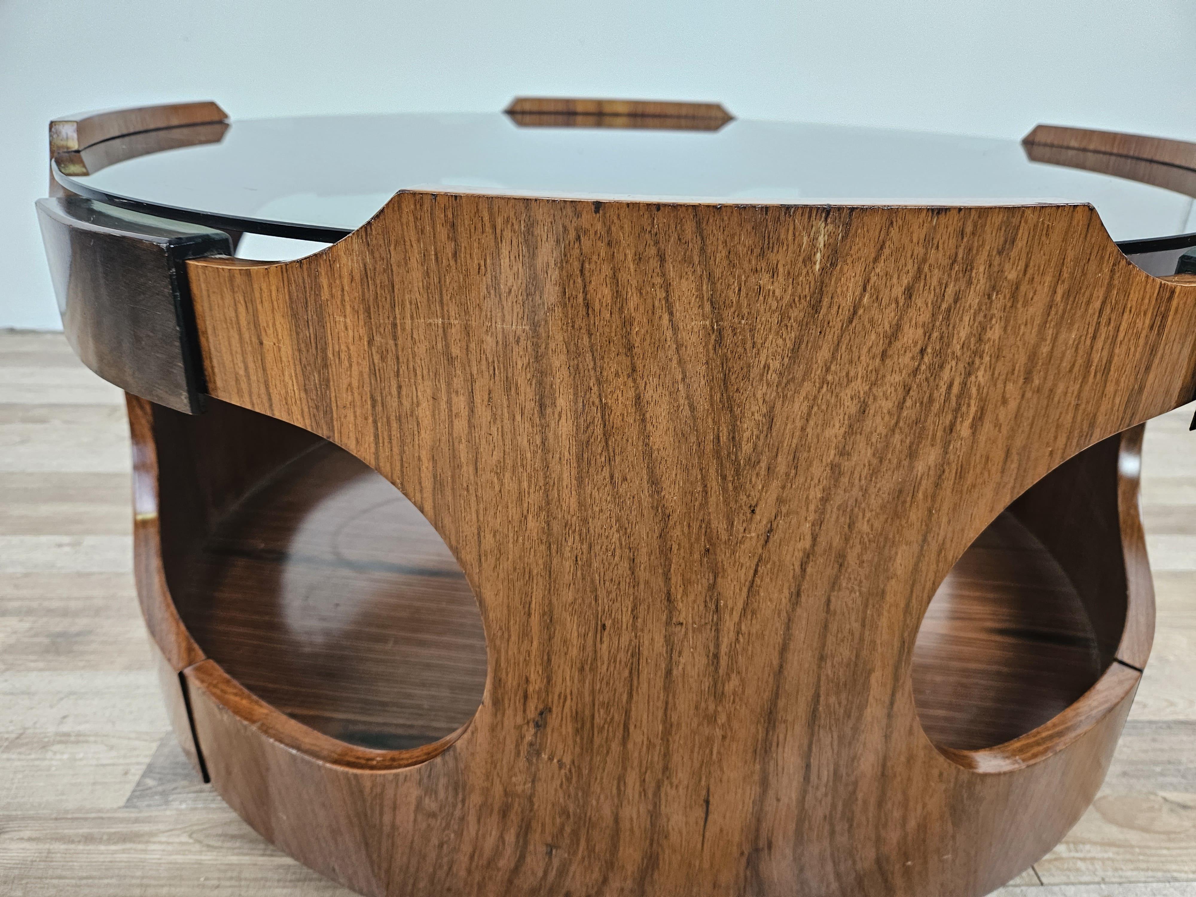Vetro Tavolino vintage in teak e noce anni '70 rotondo con piano in vetro fumè e ruote in vendita