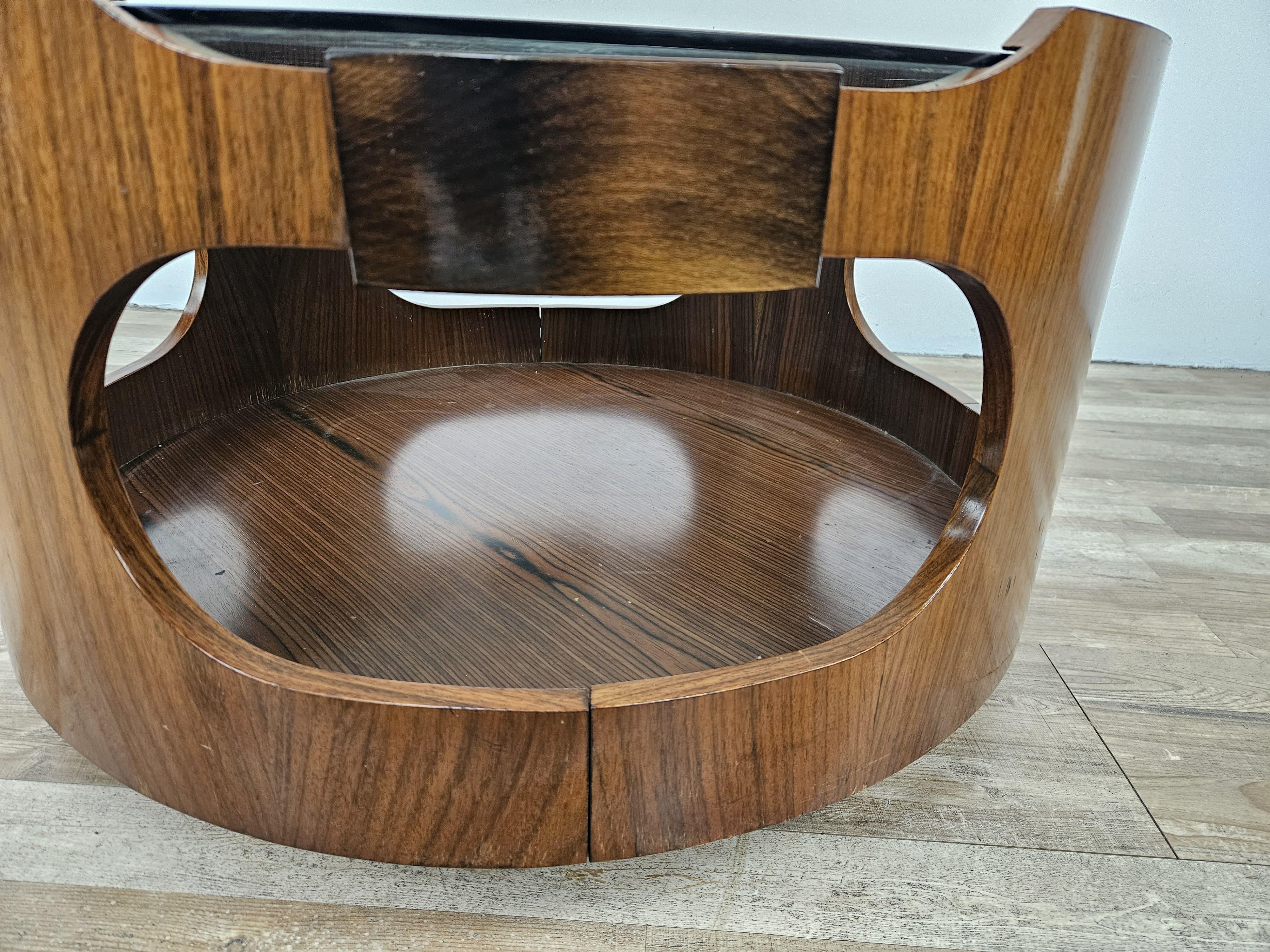 Tavolino vintage in teak e noce anni '70 rotondo con piano in vetro fumè e ruote in vendita 1