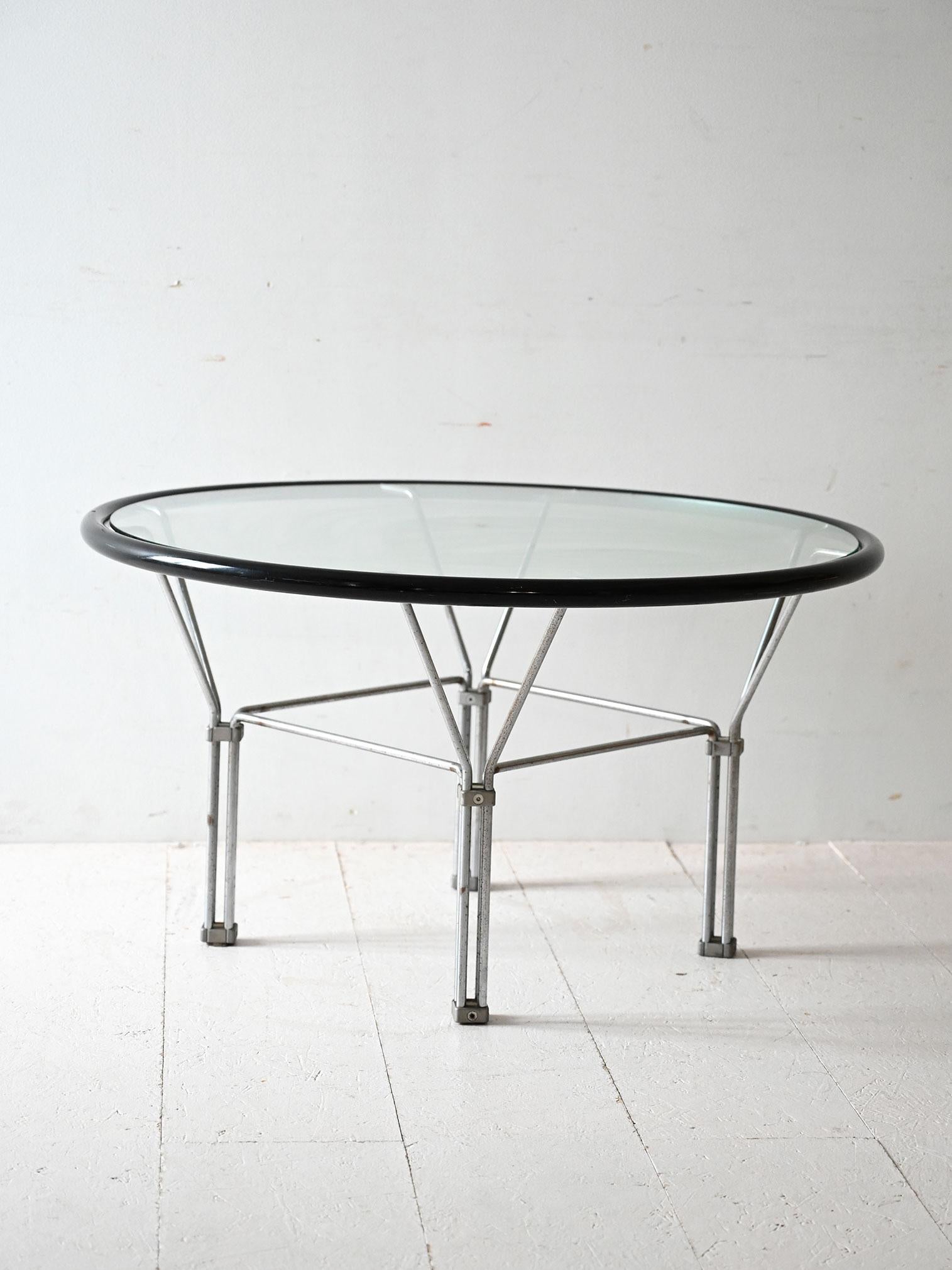 Scandinave moderne Table basse vintage en verre et acier avec profil noir en vente