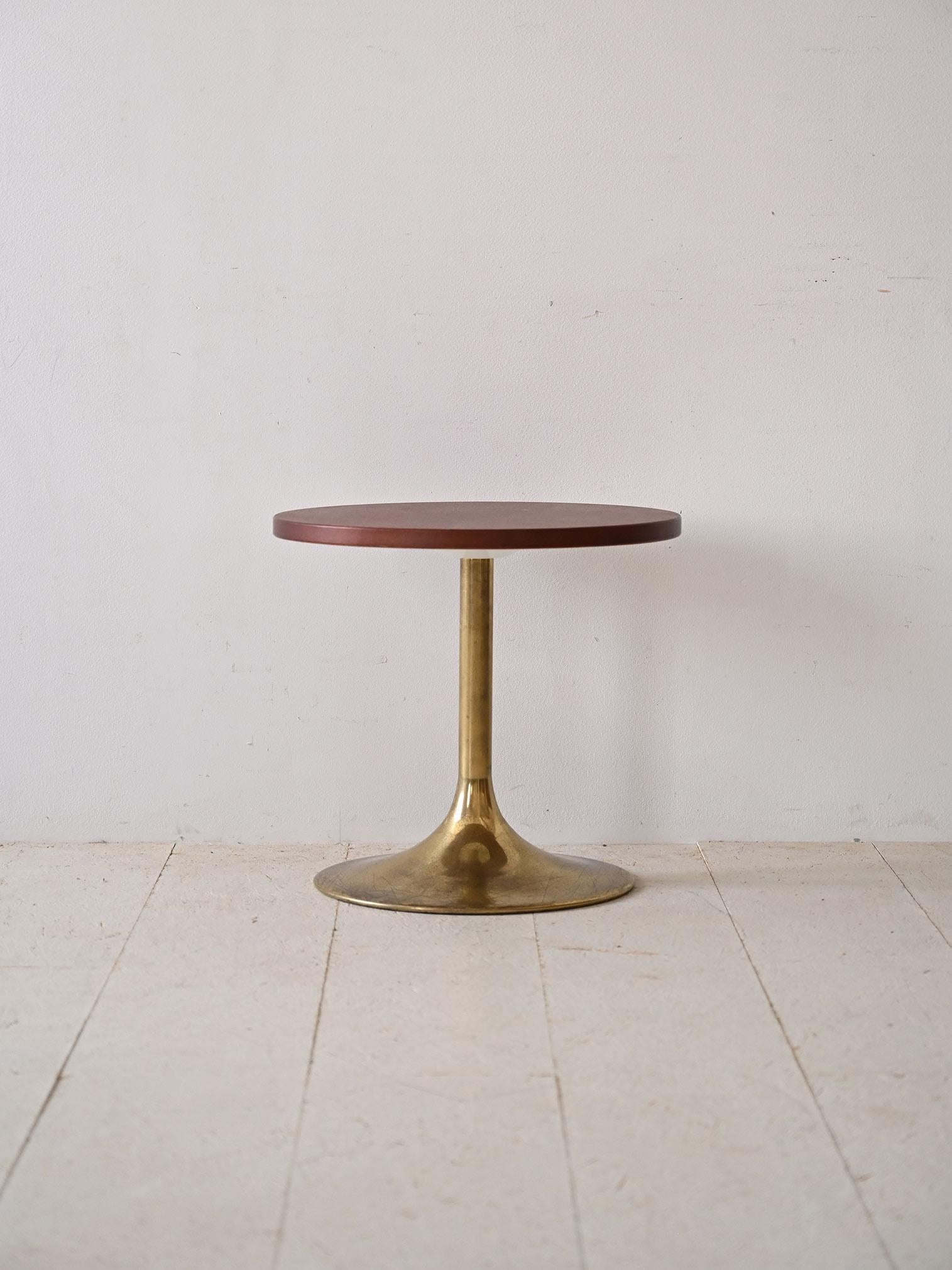 Scandinavo moderno Tavolino vintage rotondo in pelle e metallo in vendita