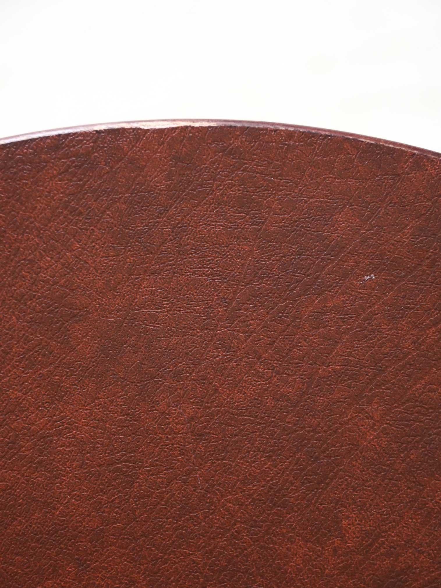 Scandinavian Tavolino vintage rotondo in pelle e metallo in vendita