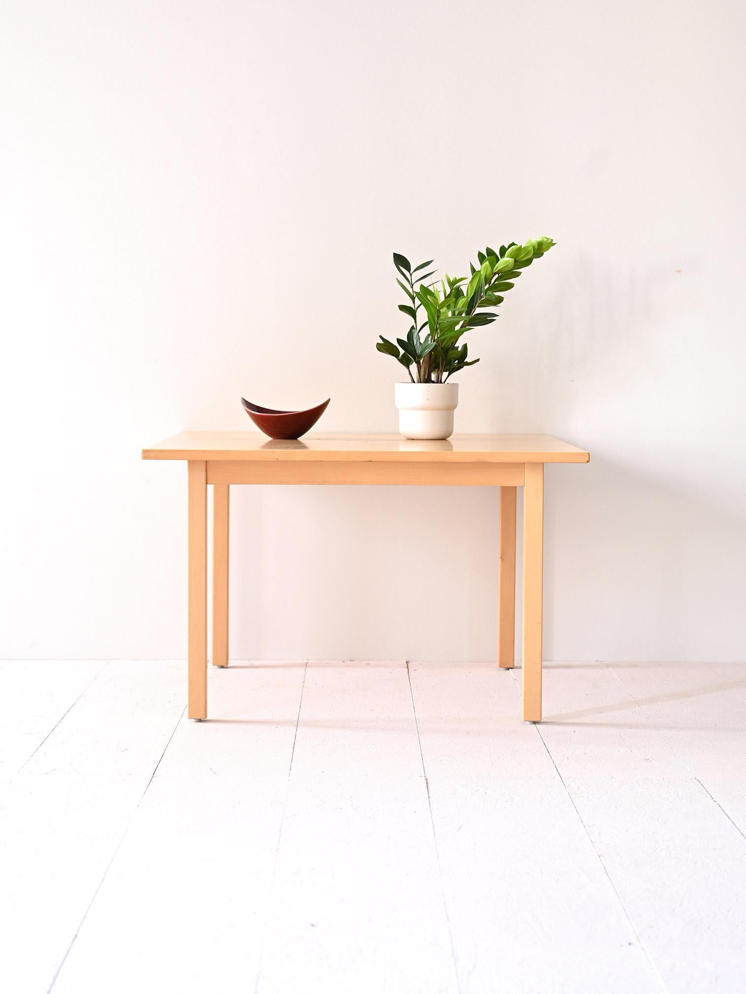 Un meuble pratique au design essentiel qui s'adapte à différents types d'intérieurs.
Il se caractérise par un plateau carré et des pieds également carrés. La couleur claire du bois confère à la table basse un aspect moderne, ce qui lui permet de