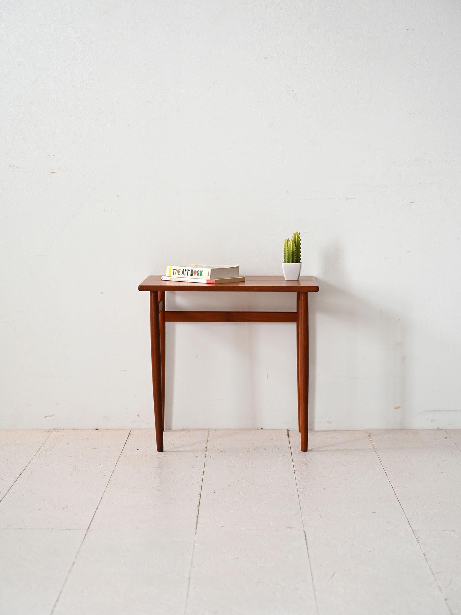 Table basse scandinave des années 1950-1960 en teck massif.

Cette table basse scandinave vintage, datant des années 1950-1960, est fabriquée en teck, un bois précieux apprécié pour sa durabilité et la chaleur de son ton. Le design minimaliste se