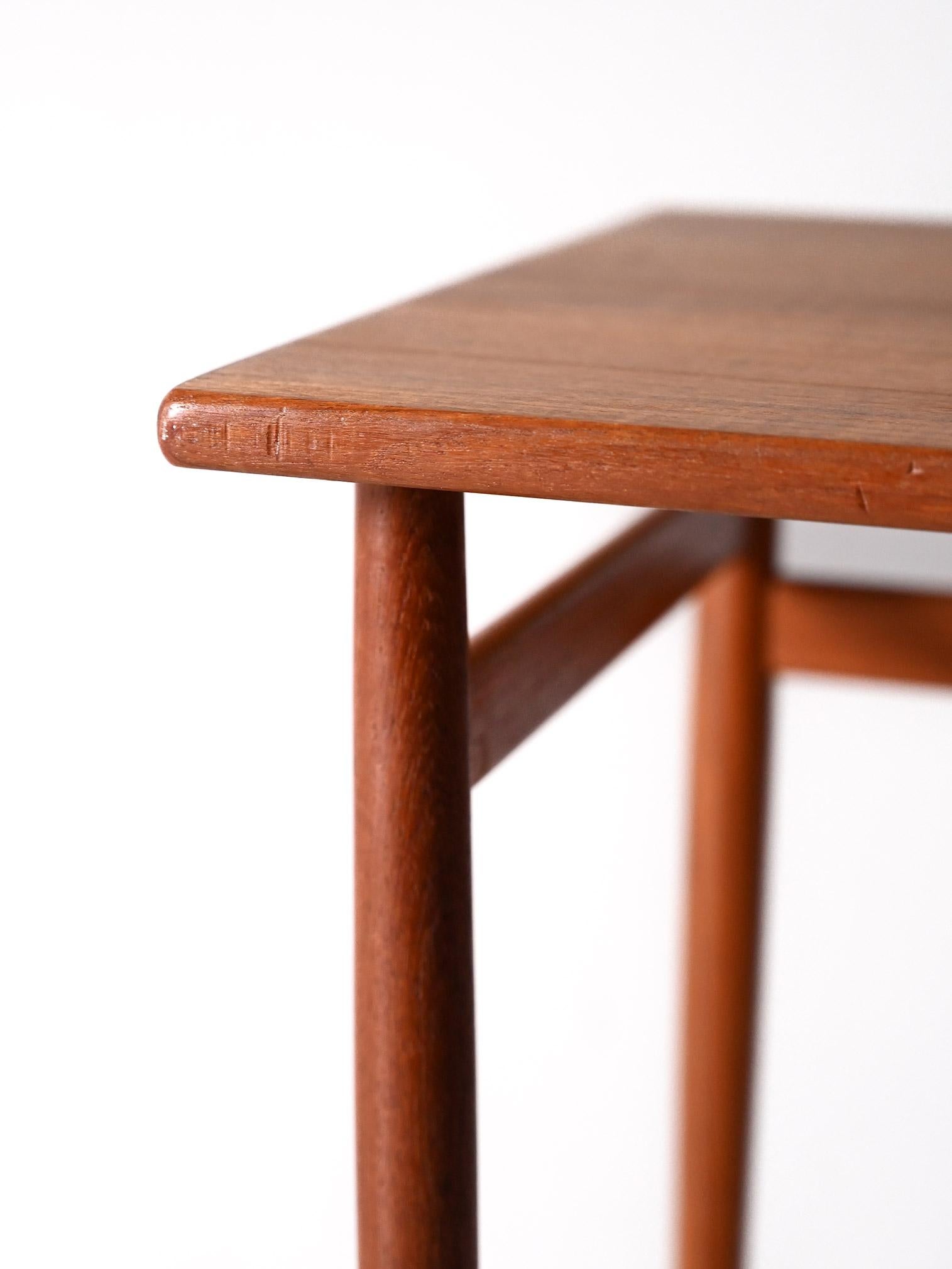 Mid-20th Century Table basse vintage en teck scandinave en vente