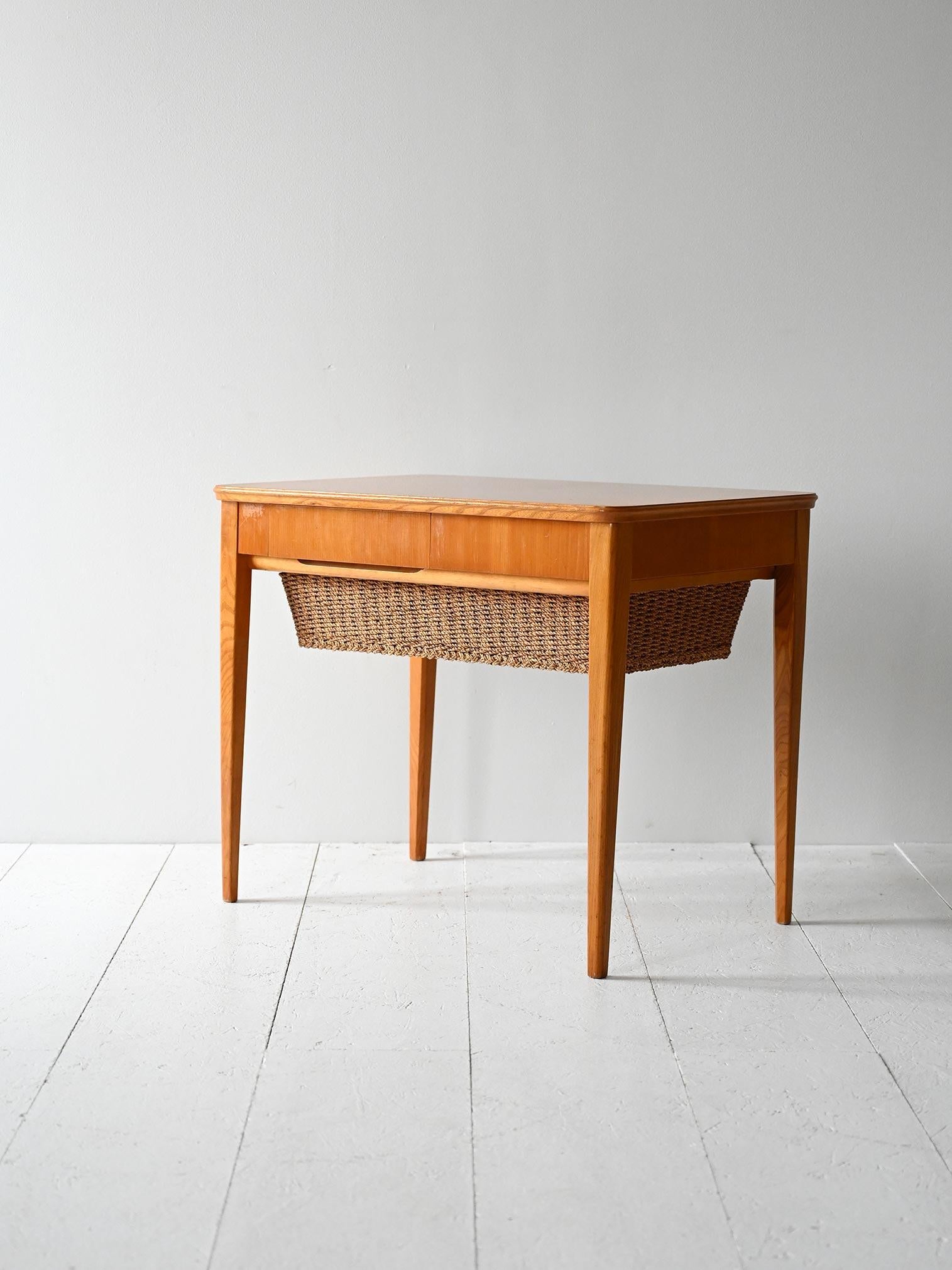 Skandinavischer Couchtisch aus Bruyèreholz mit Korb (Scandinavian) im Angebot