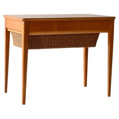 Table basse vintage scandinave en bois de bruyère avec panier