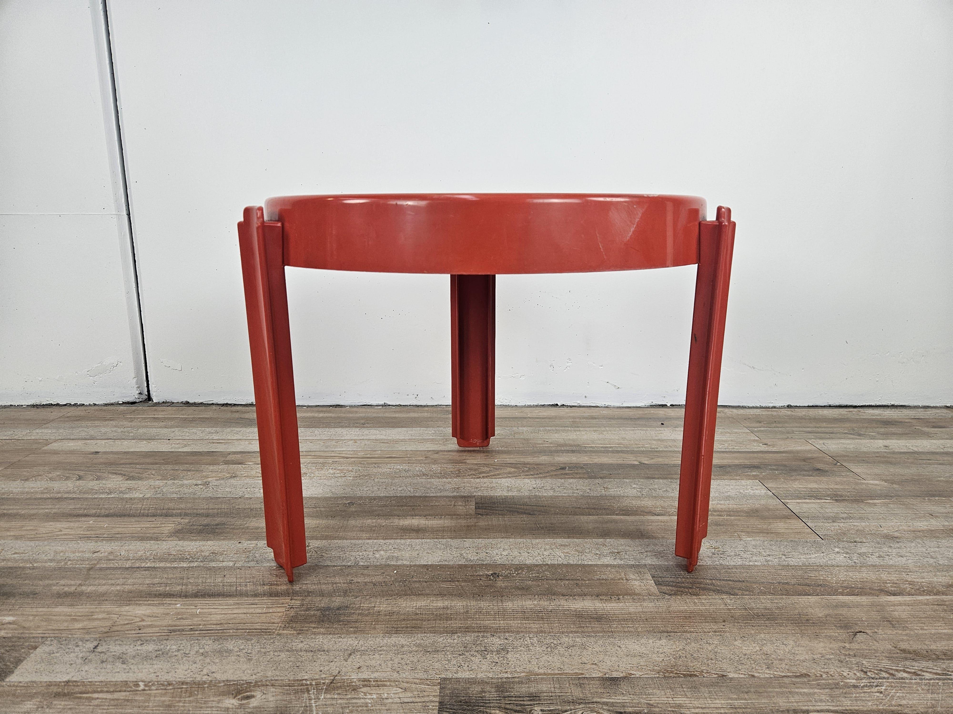 Vintage orange plastic coffee table by Dal Vera, branded under the top and equipped with removable legs.

Total diameter 57cm, top diameter 52.5cm.

Worn on the top as pictured.
