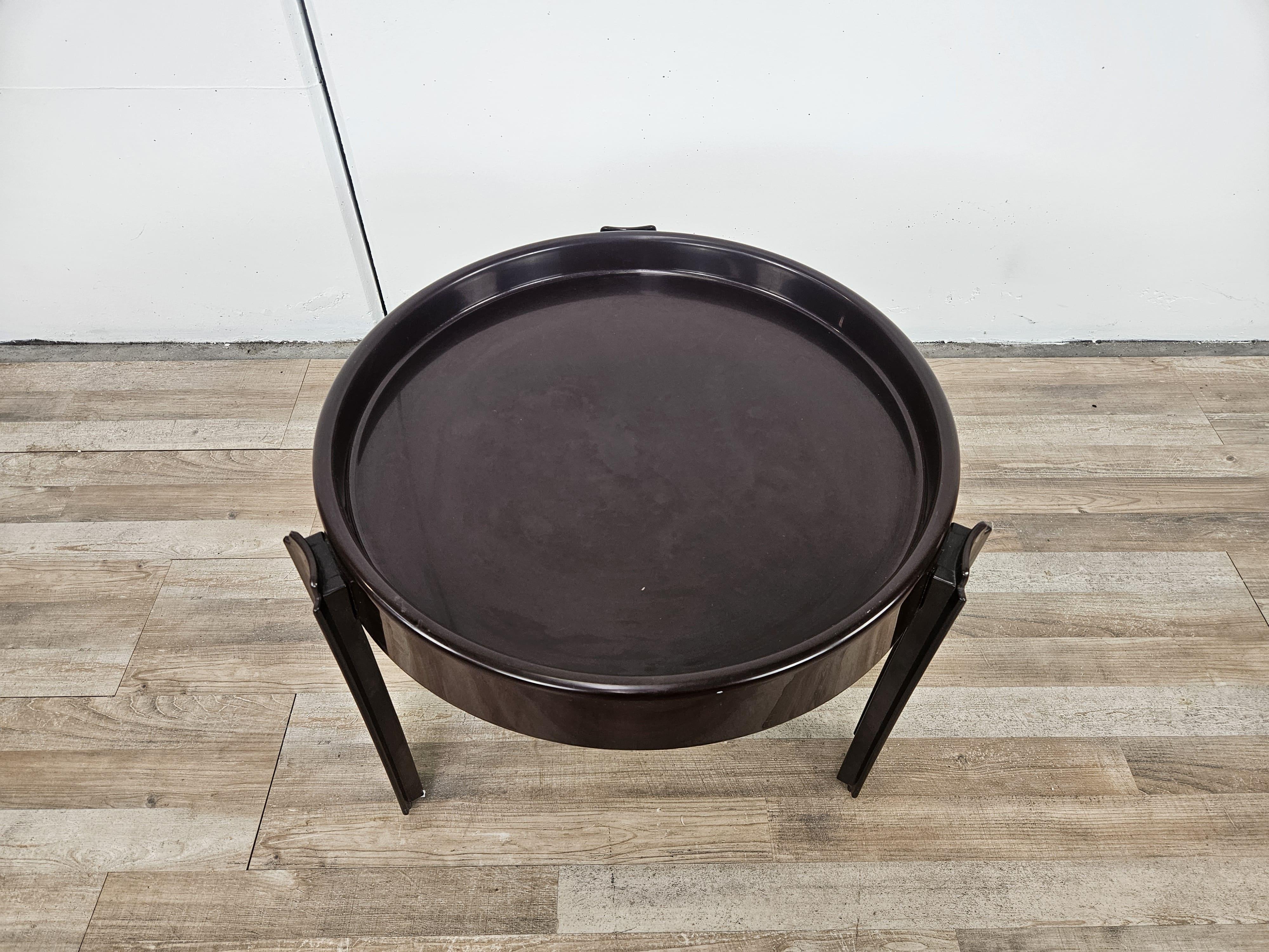 Vintage dark brown/black plastic coffee table by Dal Vera, branded under the top and equipped with removable legs.

Total diameter 57cm, top diameter 52.5cm.

Normal signs of wear from age and use.