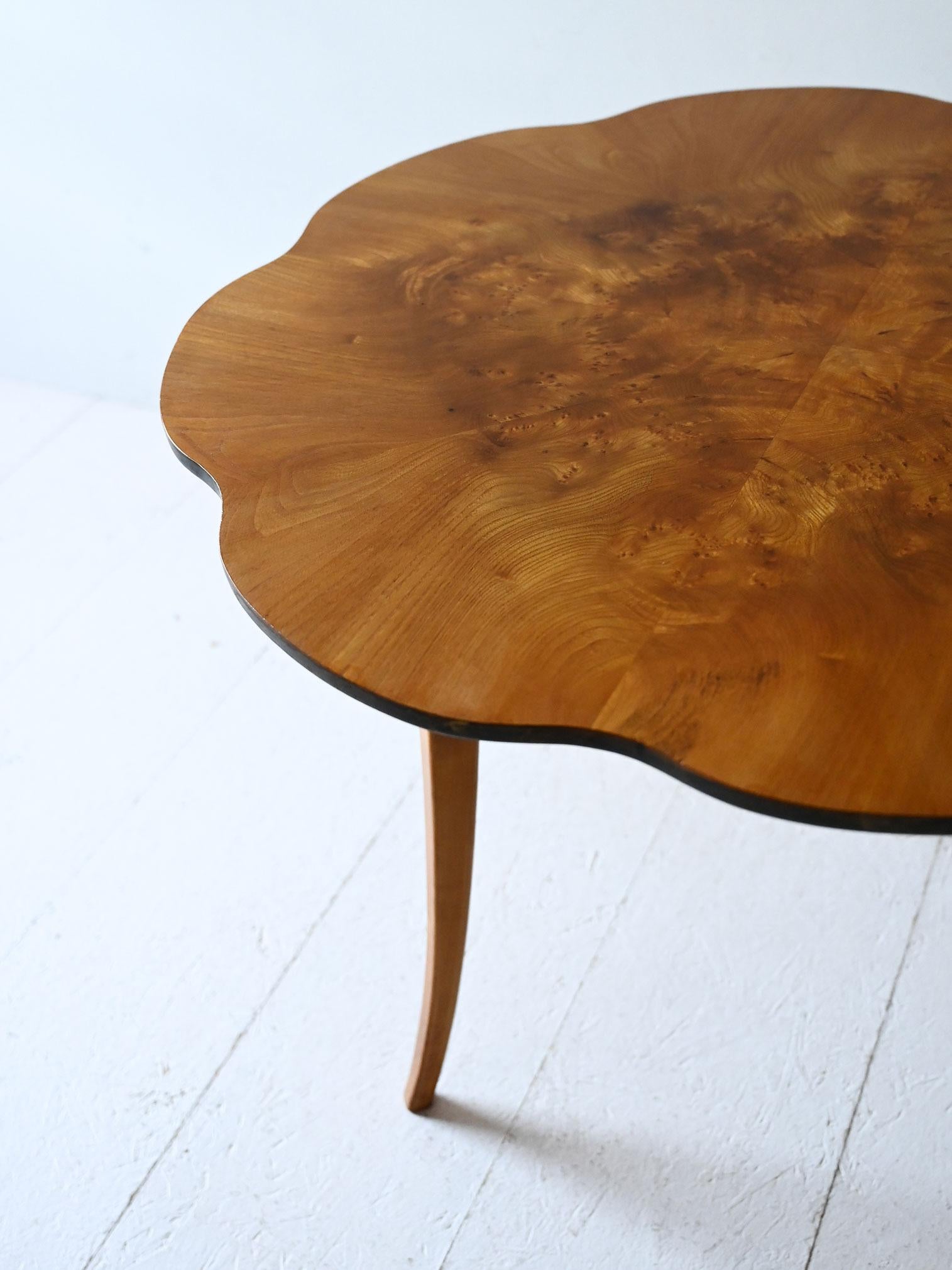 Schwedischer Deko Couchtisch aus Birke, 1940er Jahre (Mid-20th Century) im Angebot