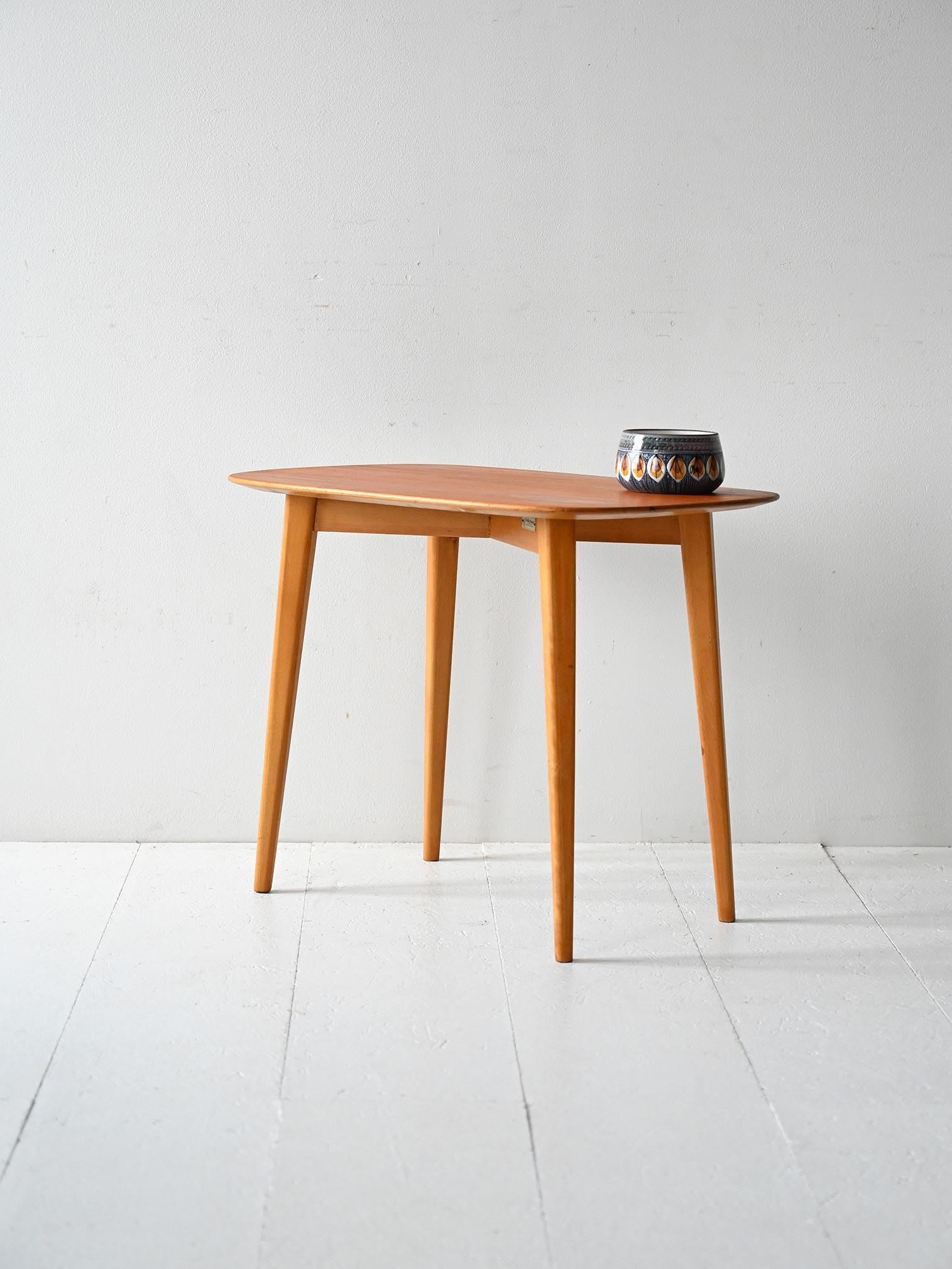 1960s coffee table manufactured by Nordiska Kompaniet, with oak legs and teak veneer top. Original label.

Vintage Swedish coffee table from the 1960s, manufactured by Nordiska Kompaniet. Tapered solid oak legs and teak veneer top with slim profile