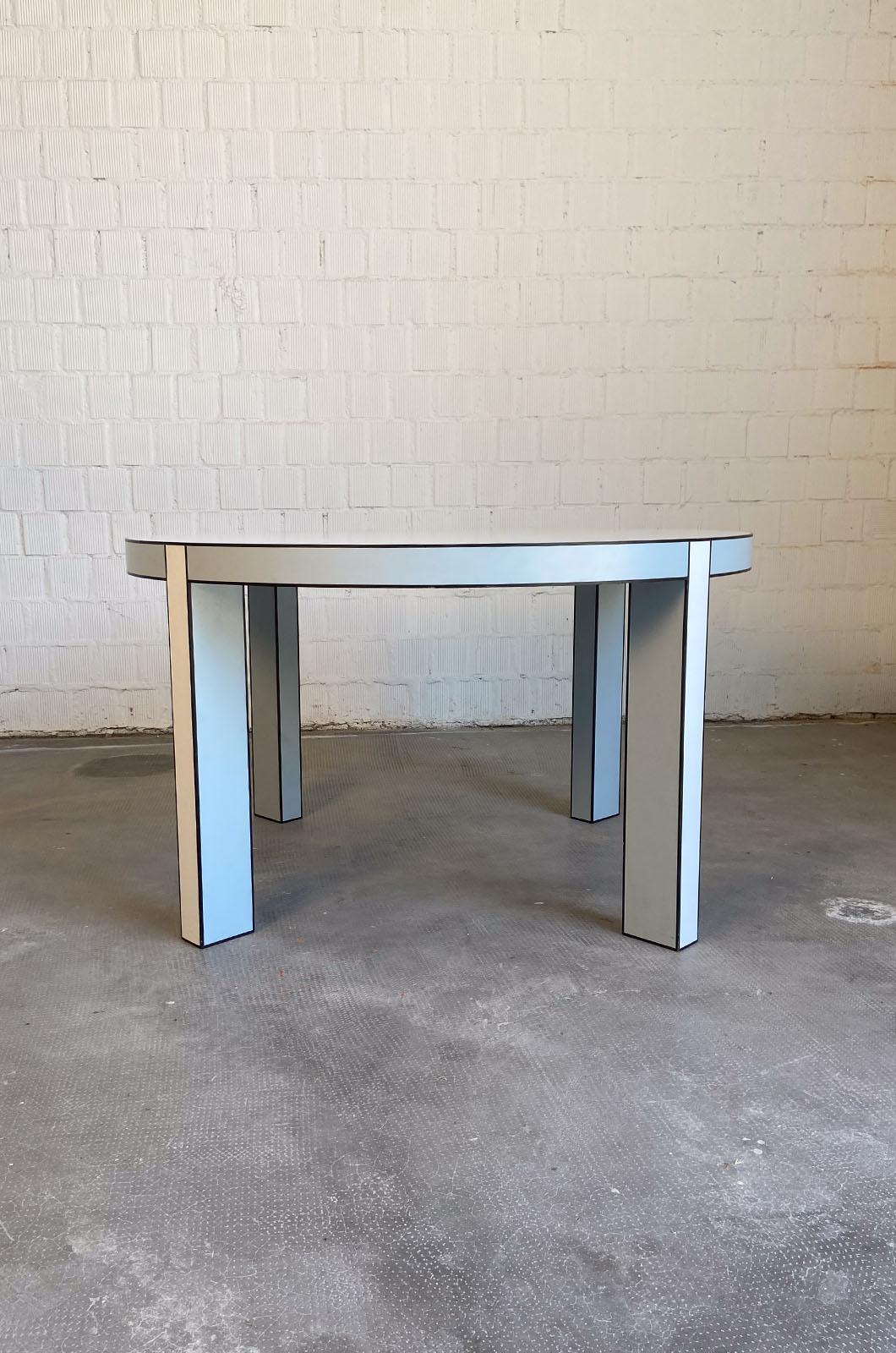 Tavolo realizzato da Pierre Charpin per la collezione “Un catalogo di mobili” di Memphis/Post Design nel 1970. Caratterizzato da una linea grafica che segue il contorno del piano e delle gambe, il tavolo sembra avere un'estetica semplice e moderna.