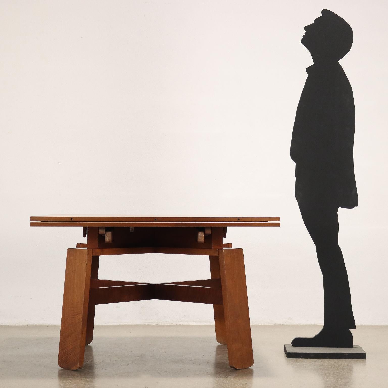 Ausziehbarer Tisch aus nussbaumfurniertem Holz, komplett mit Original-Keramik; Silvio Coppola entwarf diese Möbelserie in den 1960er Jahren für Bernini, die das Thema der 