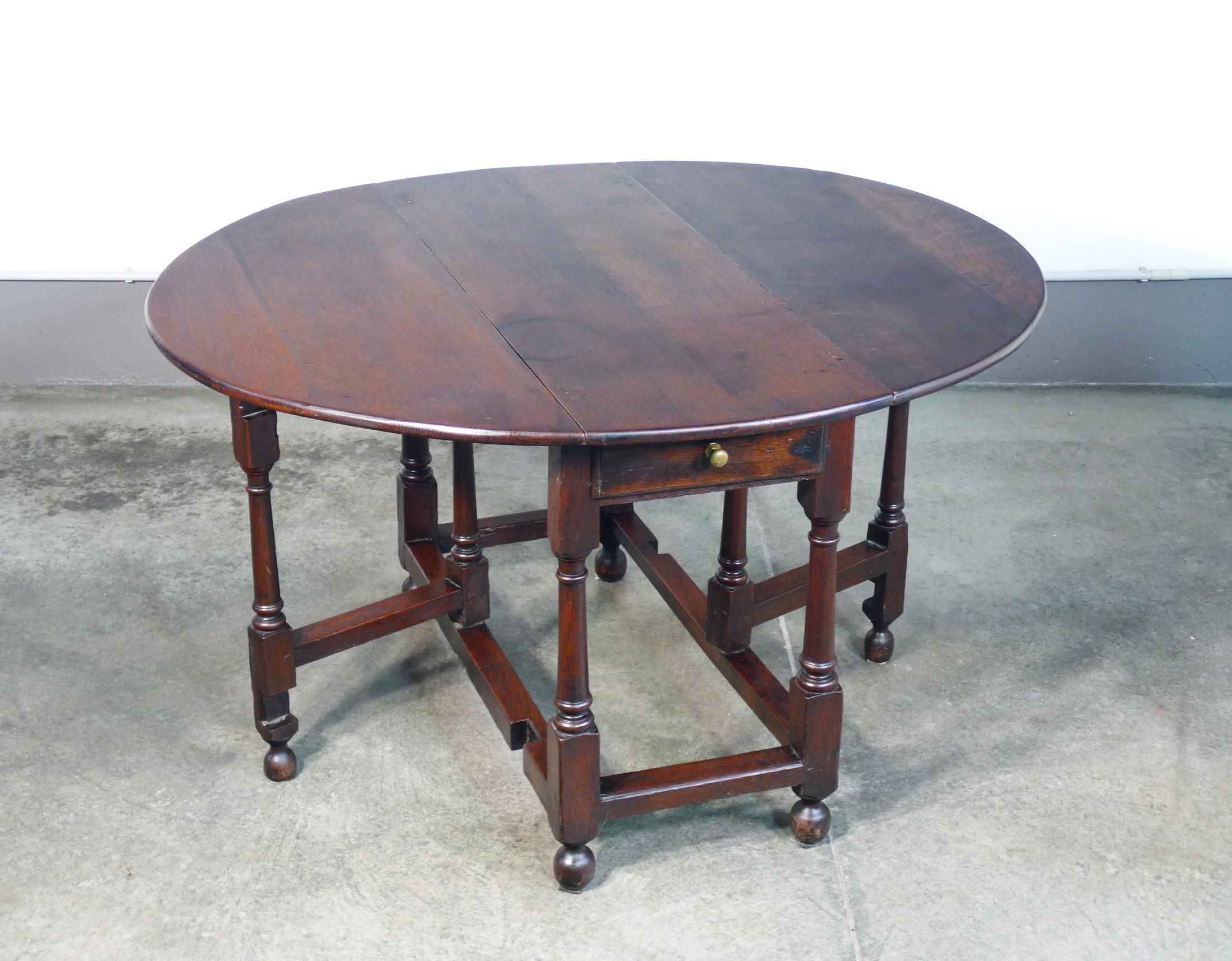 Streifentisch
mit Schublade
massivholz
der Eiche.

PERIOD
Neunzehntes Jahrhundert

MATERIALIEN
Massivholz
aus Eiche

ABMESSUNGEN
Höhe: 74 cm
Breite (offen): 128 cm
Tiefe: 111 cm
Breite (geschlossen): 44 cm

BEDINGUNGEN
Der Tisch ist in