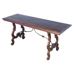 Table à tréteaux en noyer avec supports en fer forgé. Dix-neuvième siècle