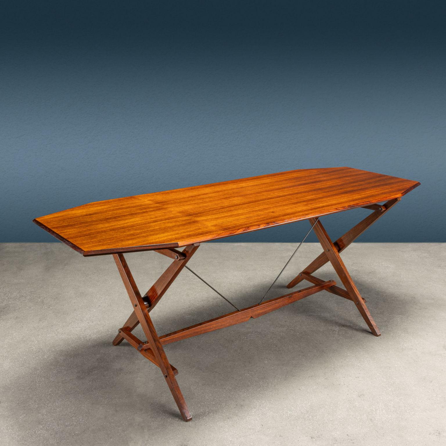 Tavolo a cavalletto modello 'TL2' disegnato da Franco Albini e prodotto da Poggi a partire dagli '50. Segnalato al
Compasso d'oro, questo tavolo ha come caratteristica principale quella sembrare un oggetto provvisorio, smontabile e velocemente