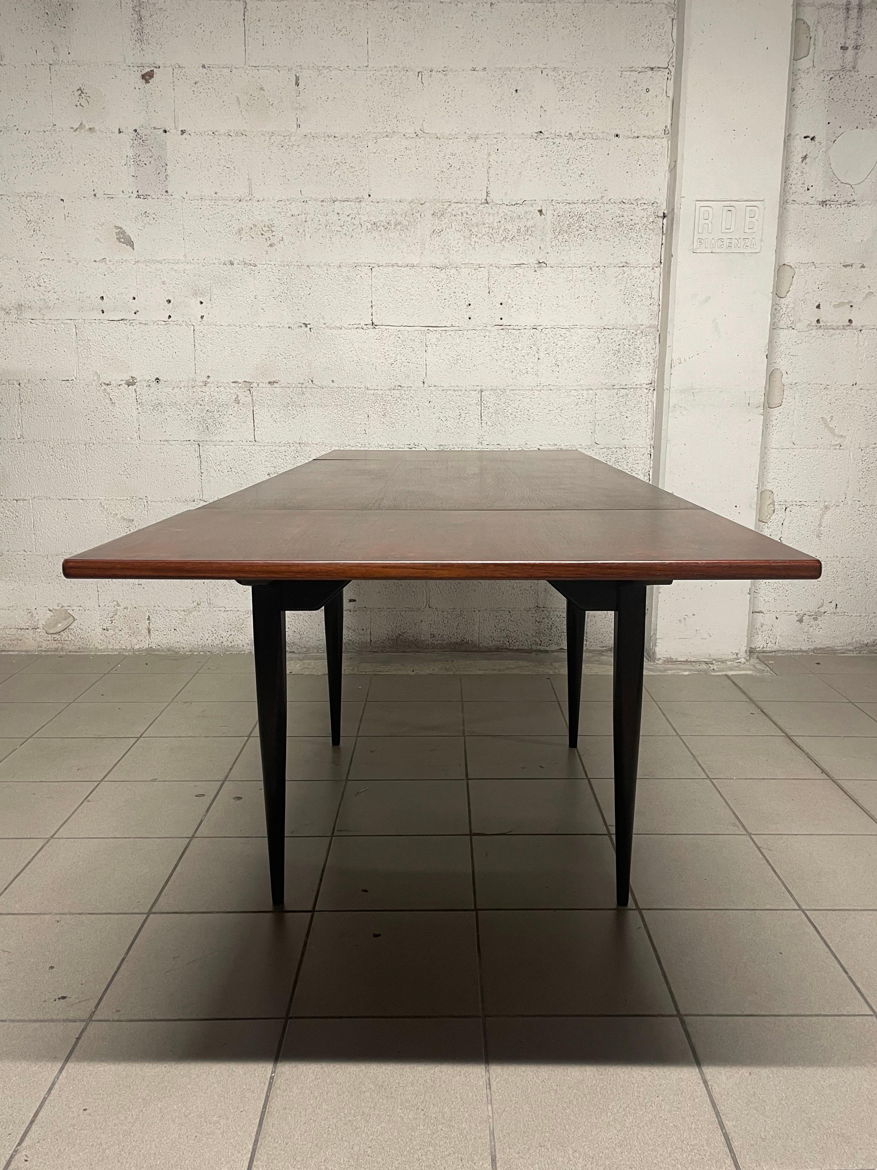 Ausziehbarer Tisch aus Palisanderholz, 1960er Jahre (Rosenholz) im Angebot